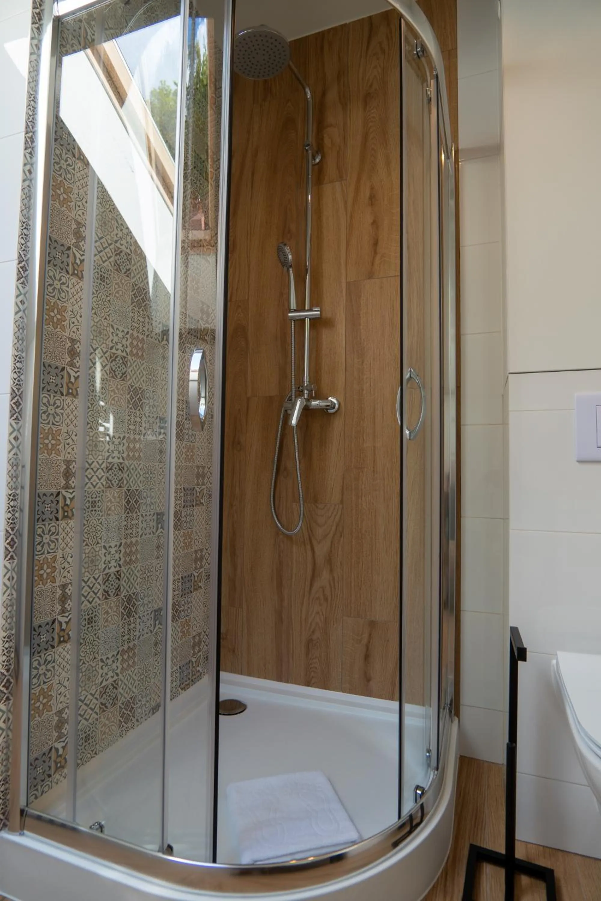 Shower in Willa i Wzgórze Jerrego Apartamenty i pokoje z widokiem na góry