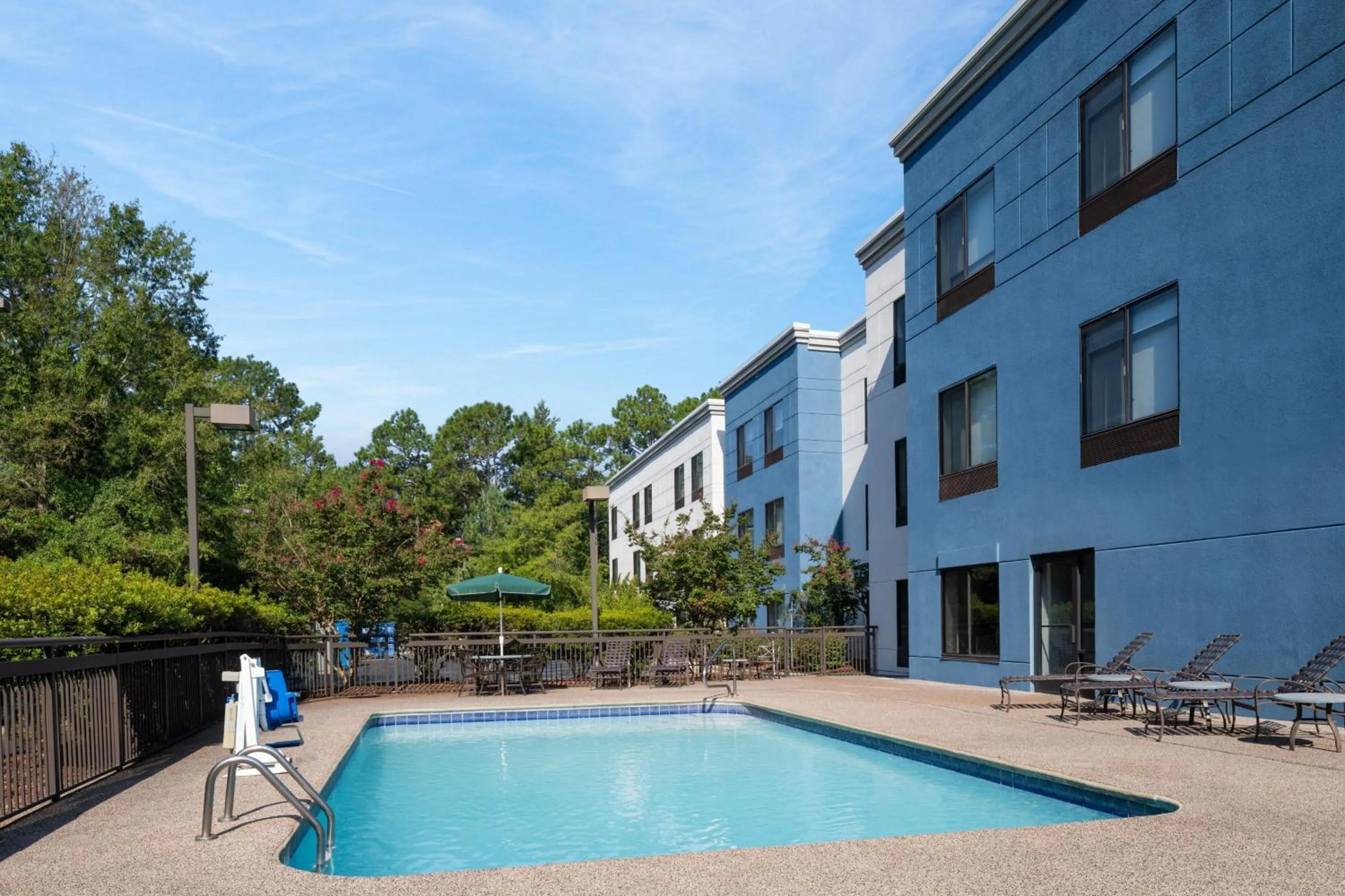 Swimming pool in SpringHill Suites Pinehurst Southern Pines