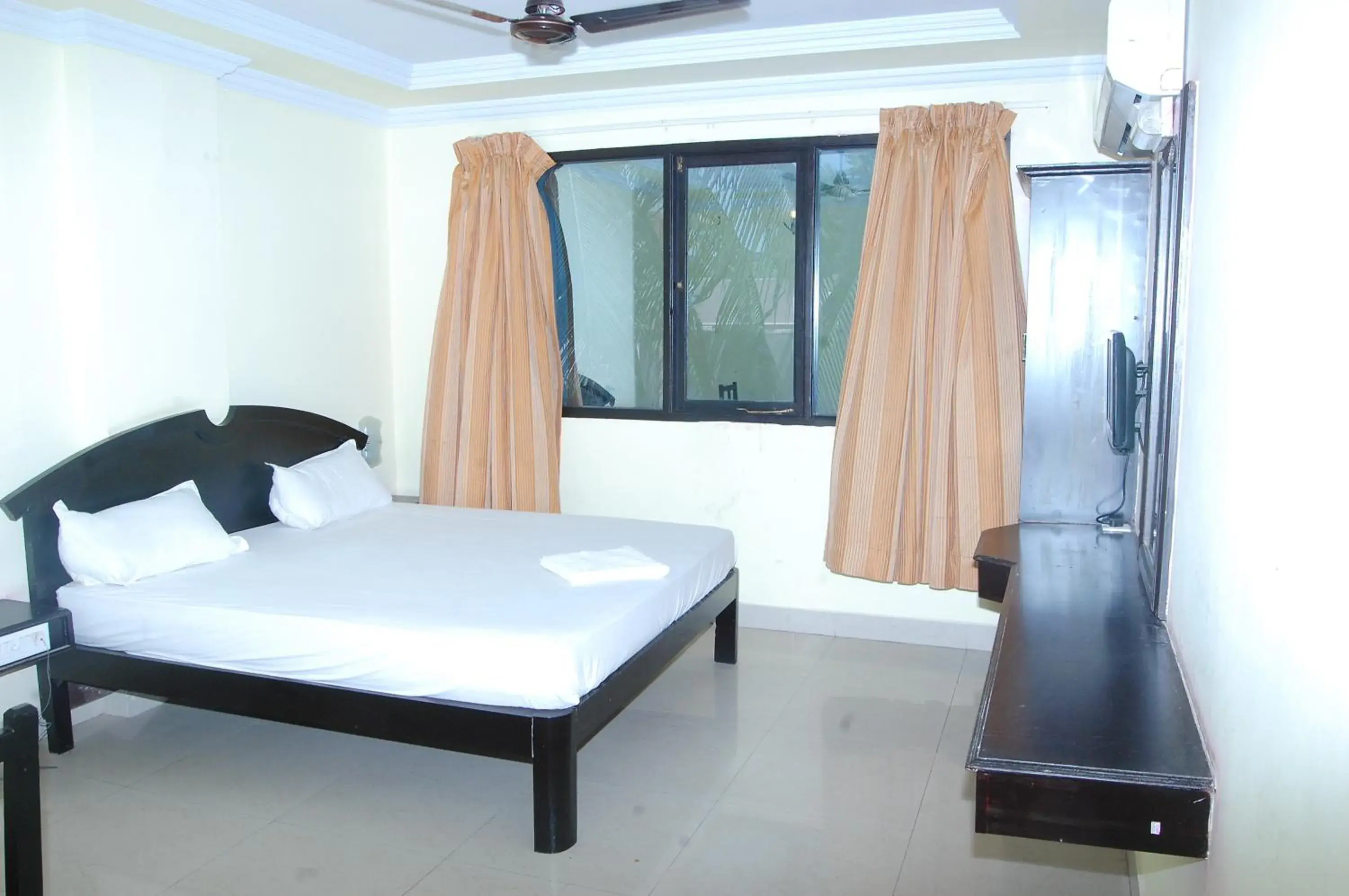 Standard Double Room - single occupancy in Hotel Mano Residency Standard Double Room - single occupancy in Hotel Mano Residency