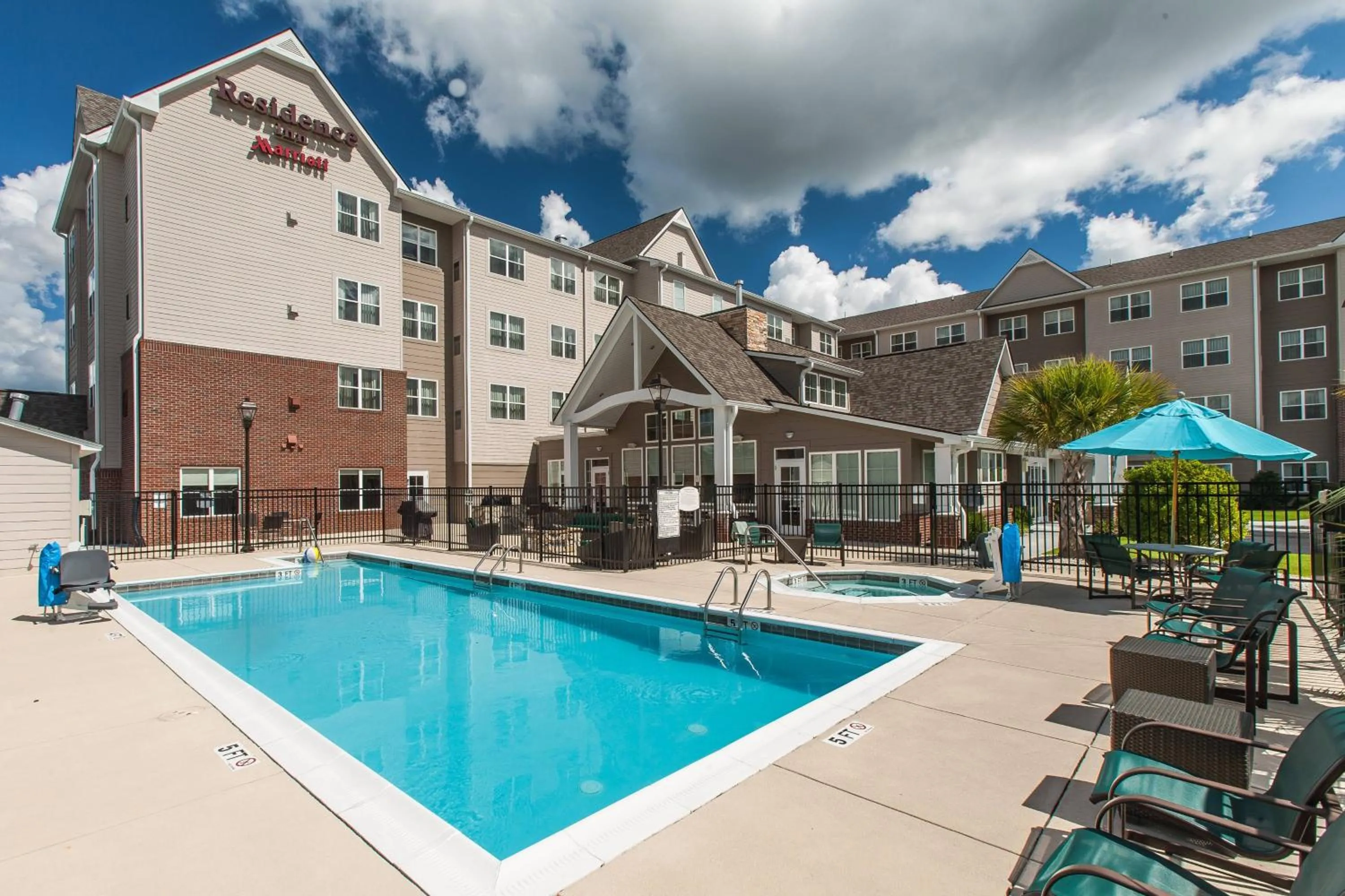 Swimming pool in Residence Inn Florence