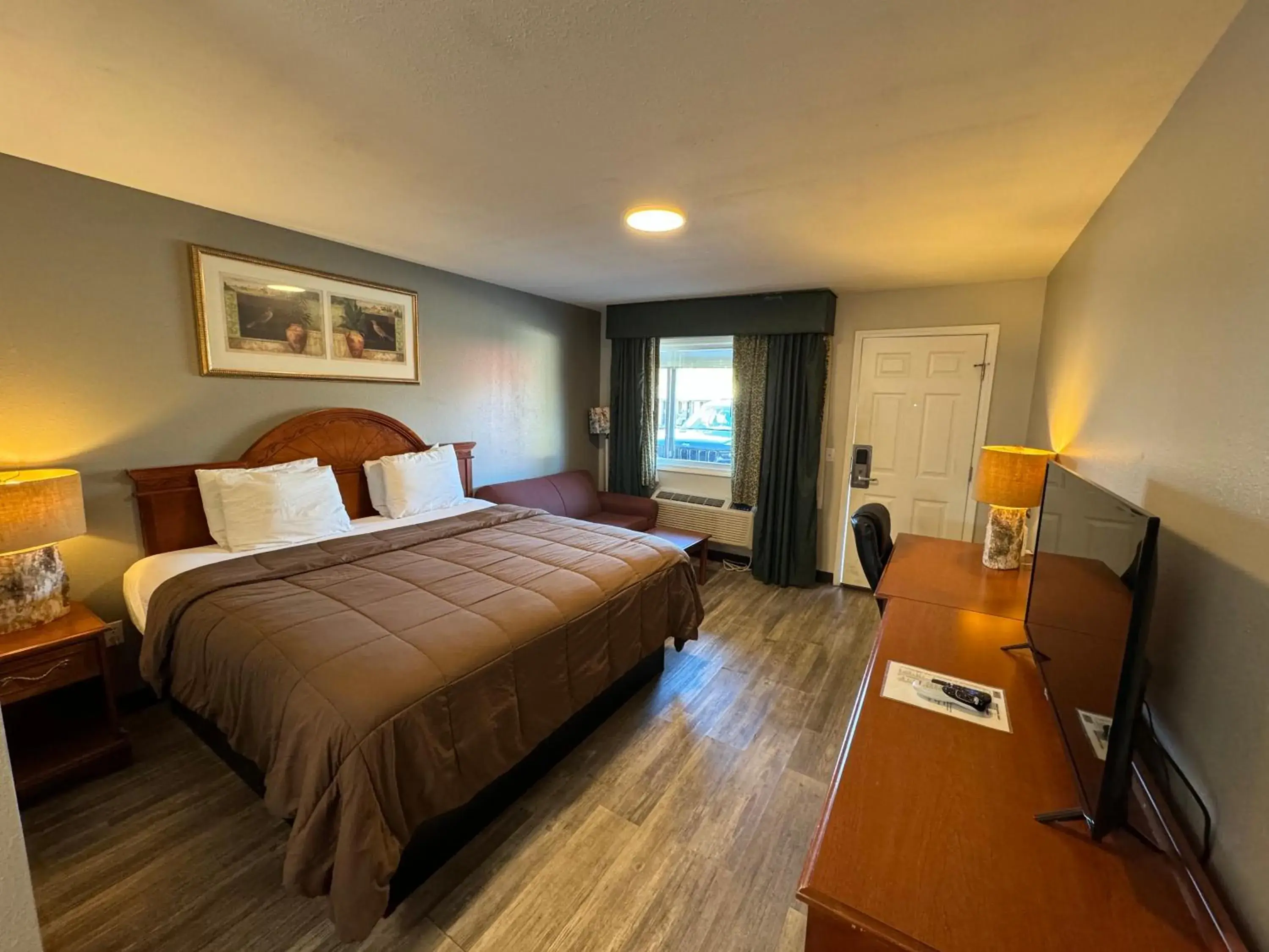 Bed in Ozark Inn & Suites Bed in Ozark Inn & Suites