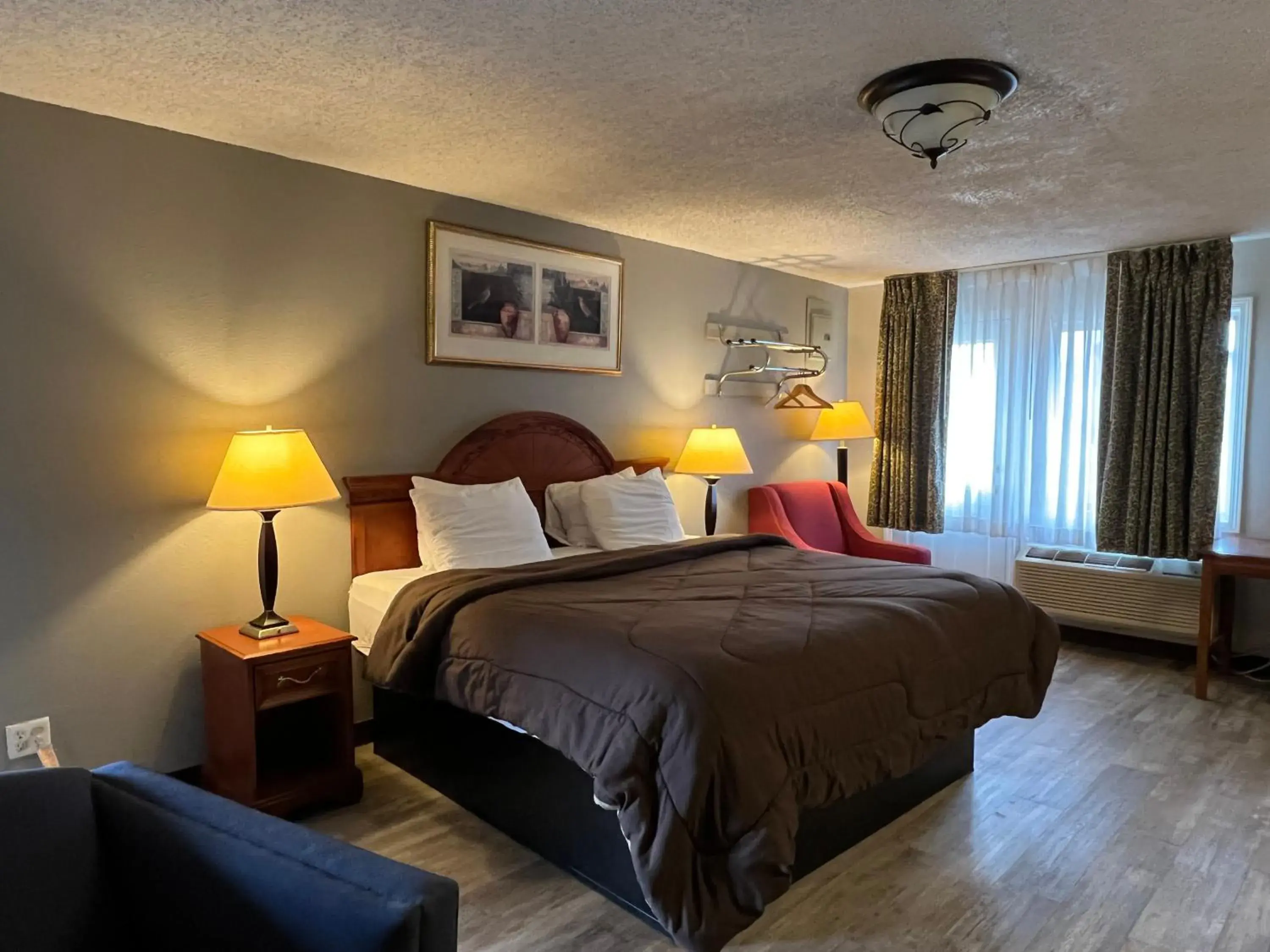 Bed in Ozark Inn & Suites Bed in Ozark Inn & Suites