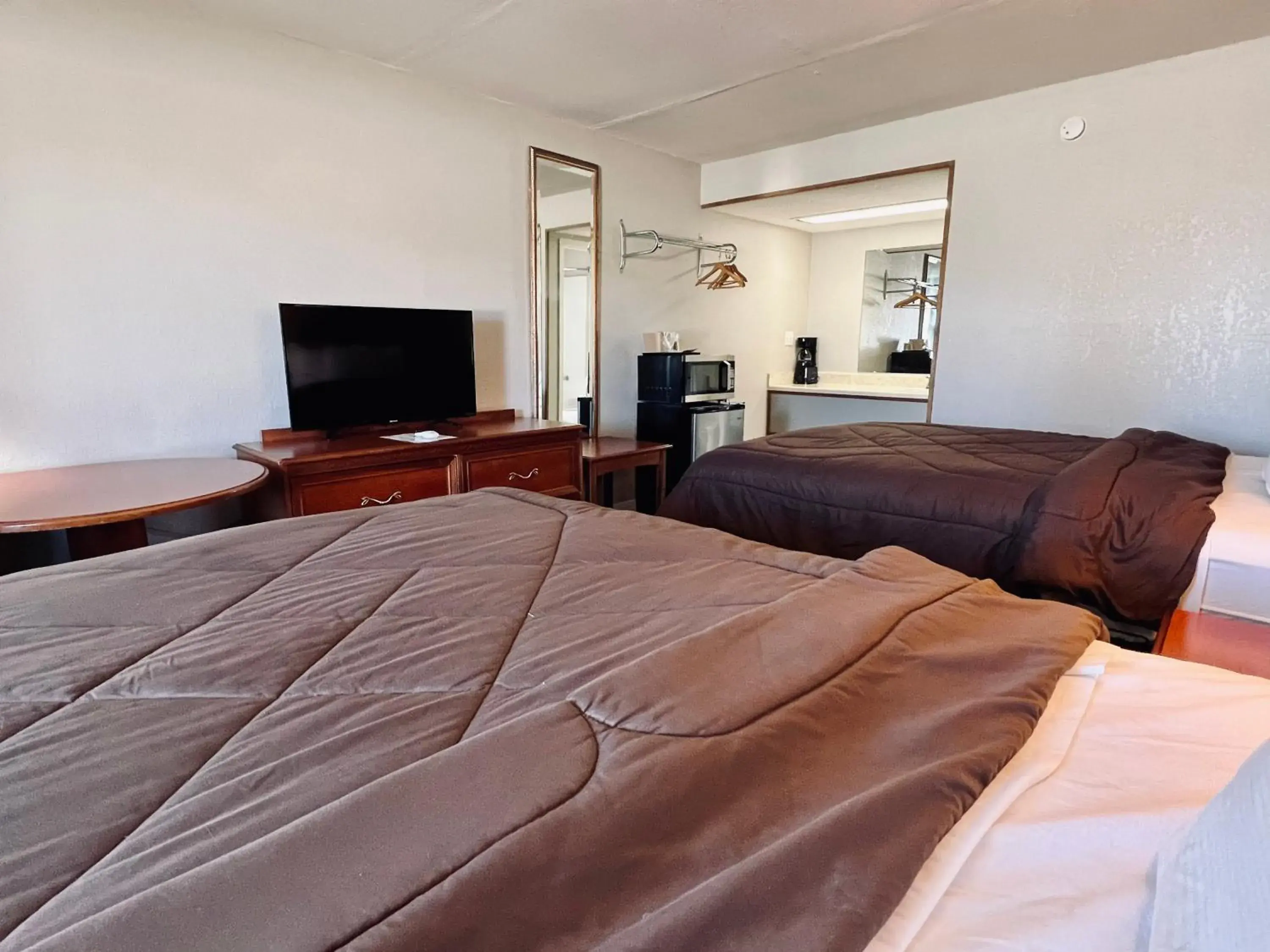 Bed in Ozark Inn & Suites Bed in Ozark Inn & Suites