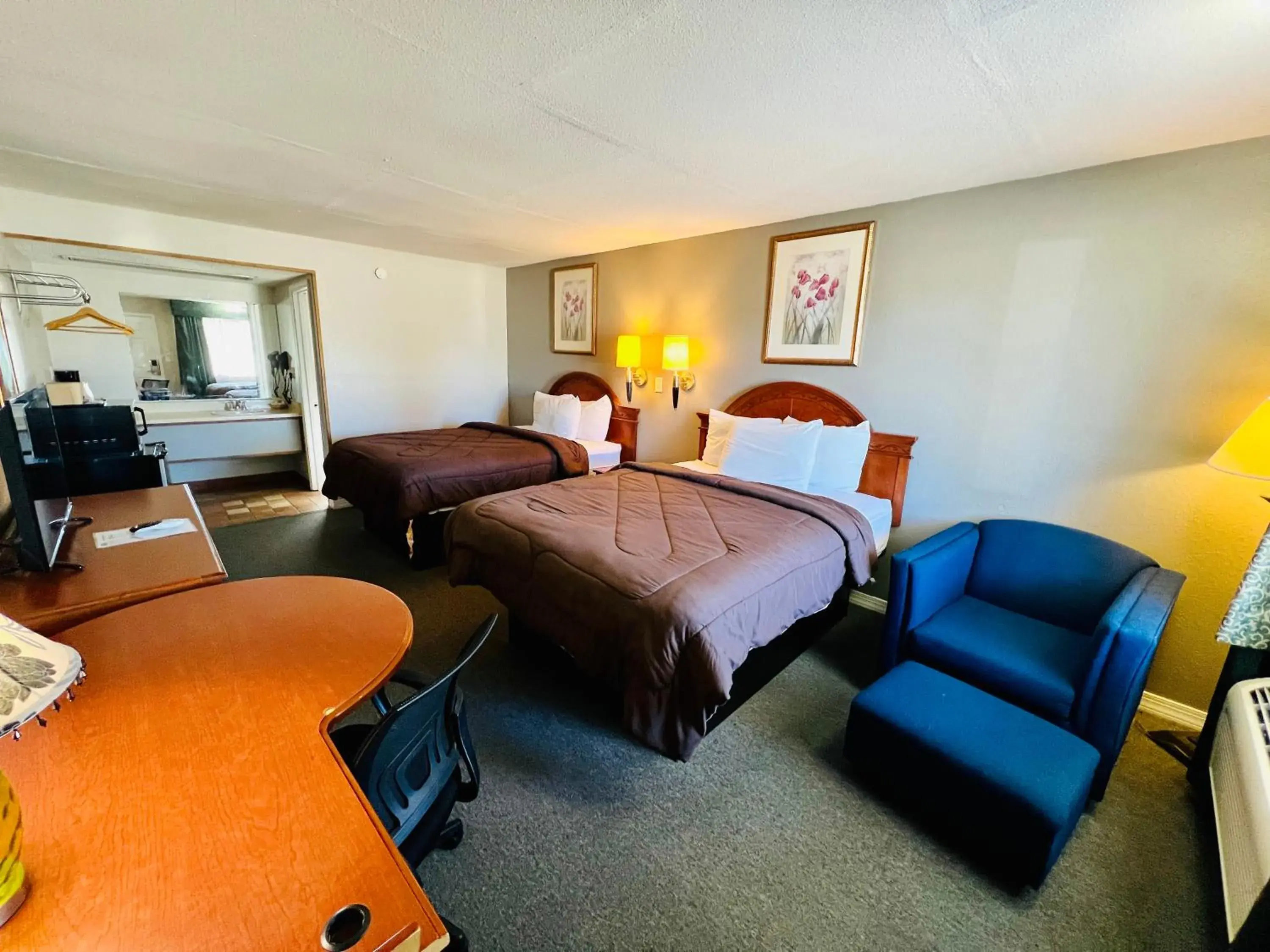 Bed in Ozark Inn & Suites Bed in Ozark Inn & Suites