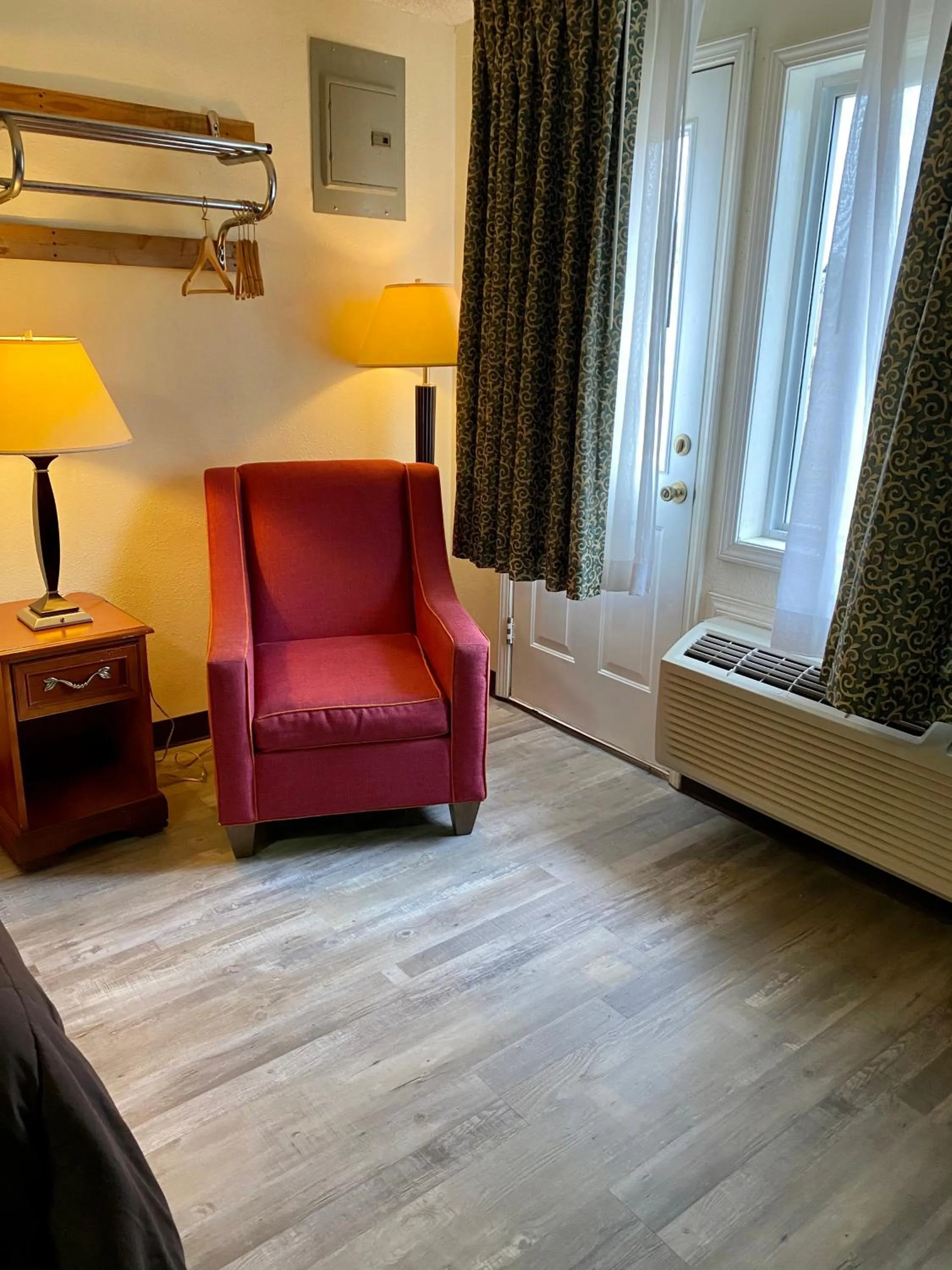 Bed in Ozark Inn & Suites