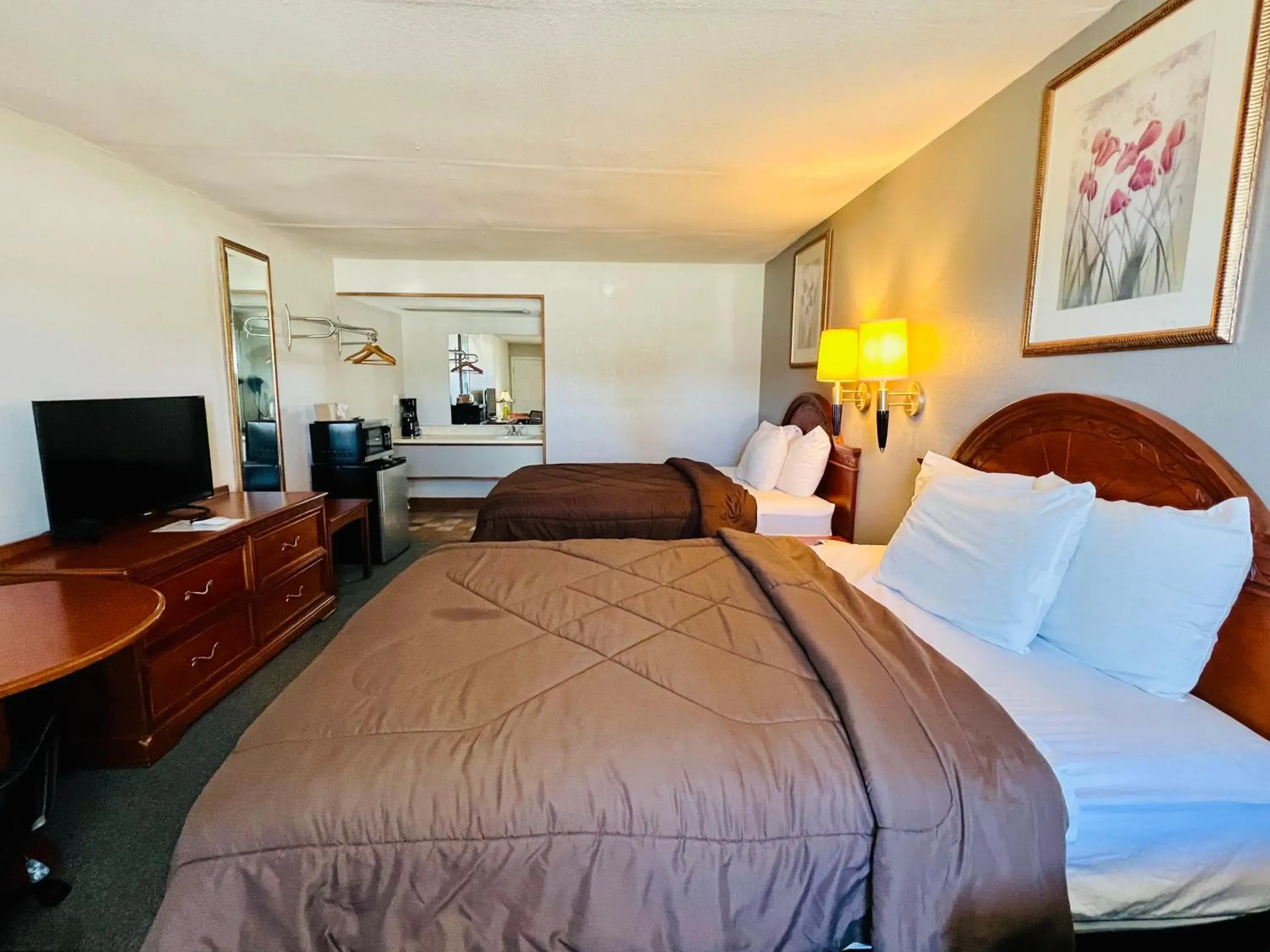 Bed in Ozark Inn & Suites Bed in Ozark Inn & Suites