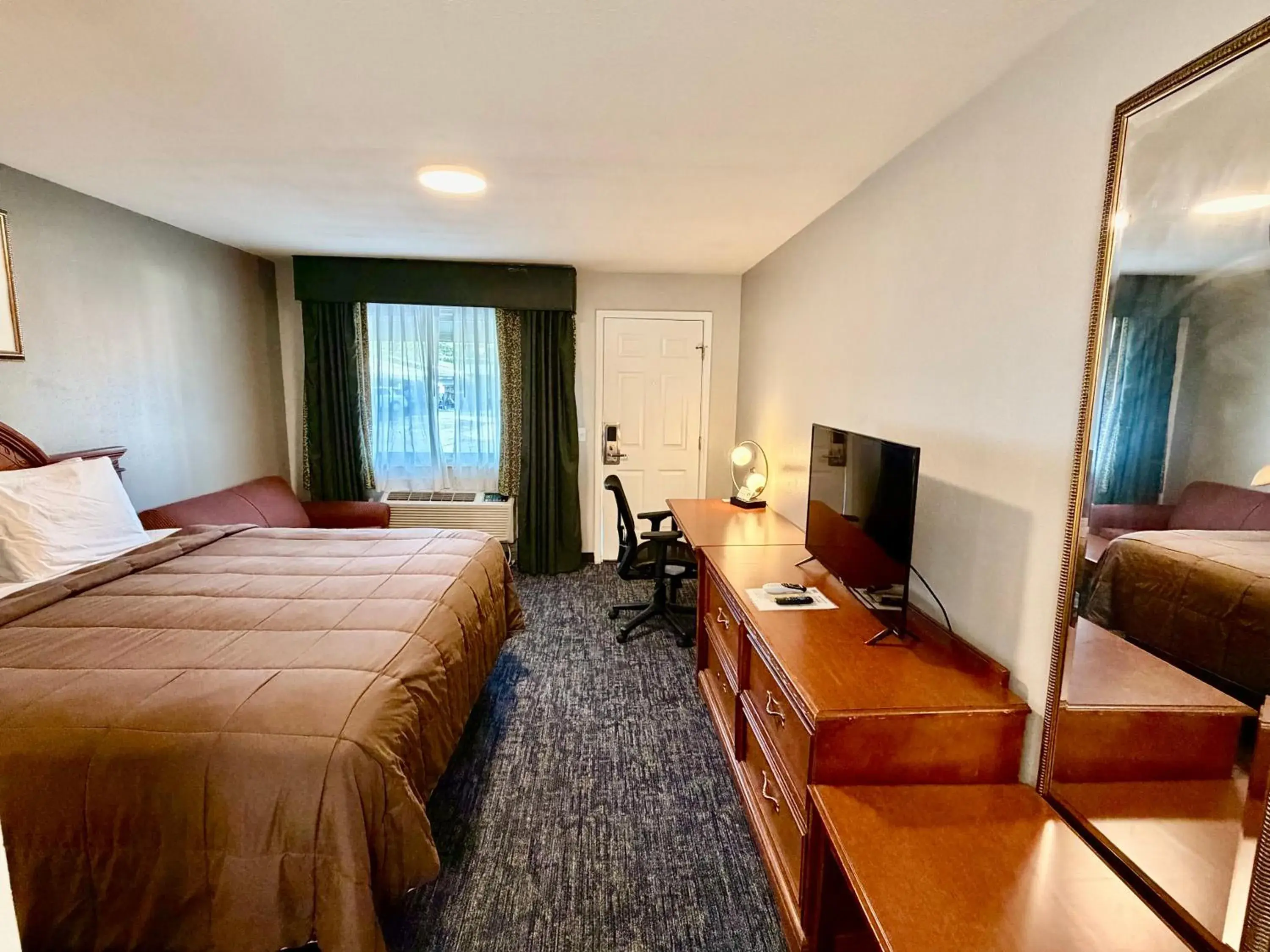 Bed in Ozark Inn & Suites Bed in Ozark Inn & Suites