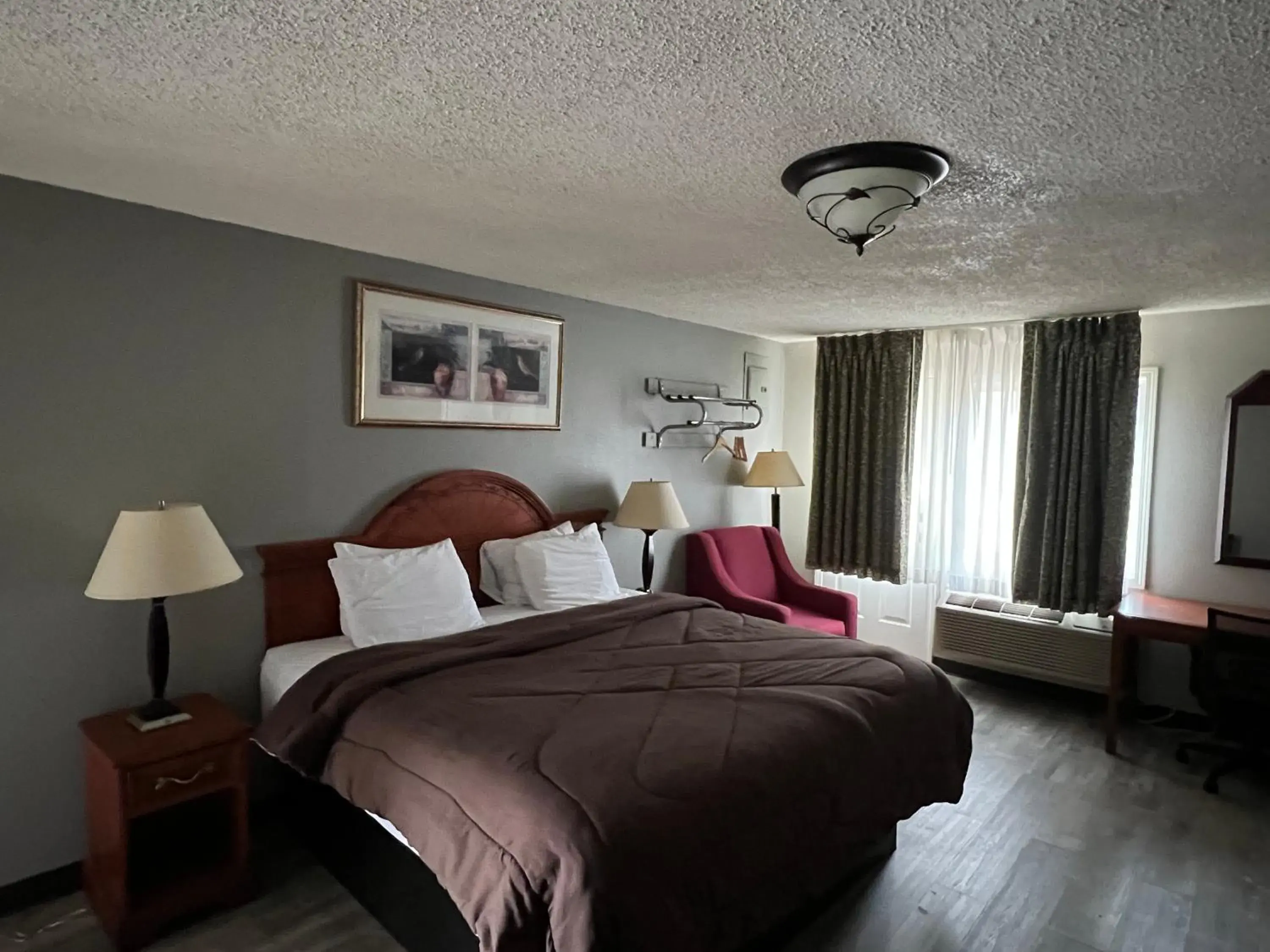 Bed in Ozark Inn & Suites Bed in Ozark Inn & Suites