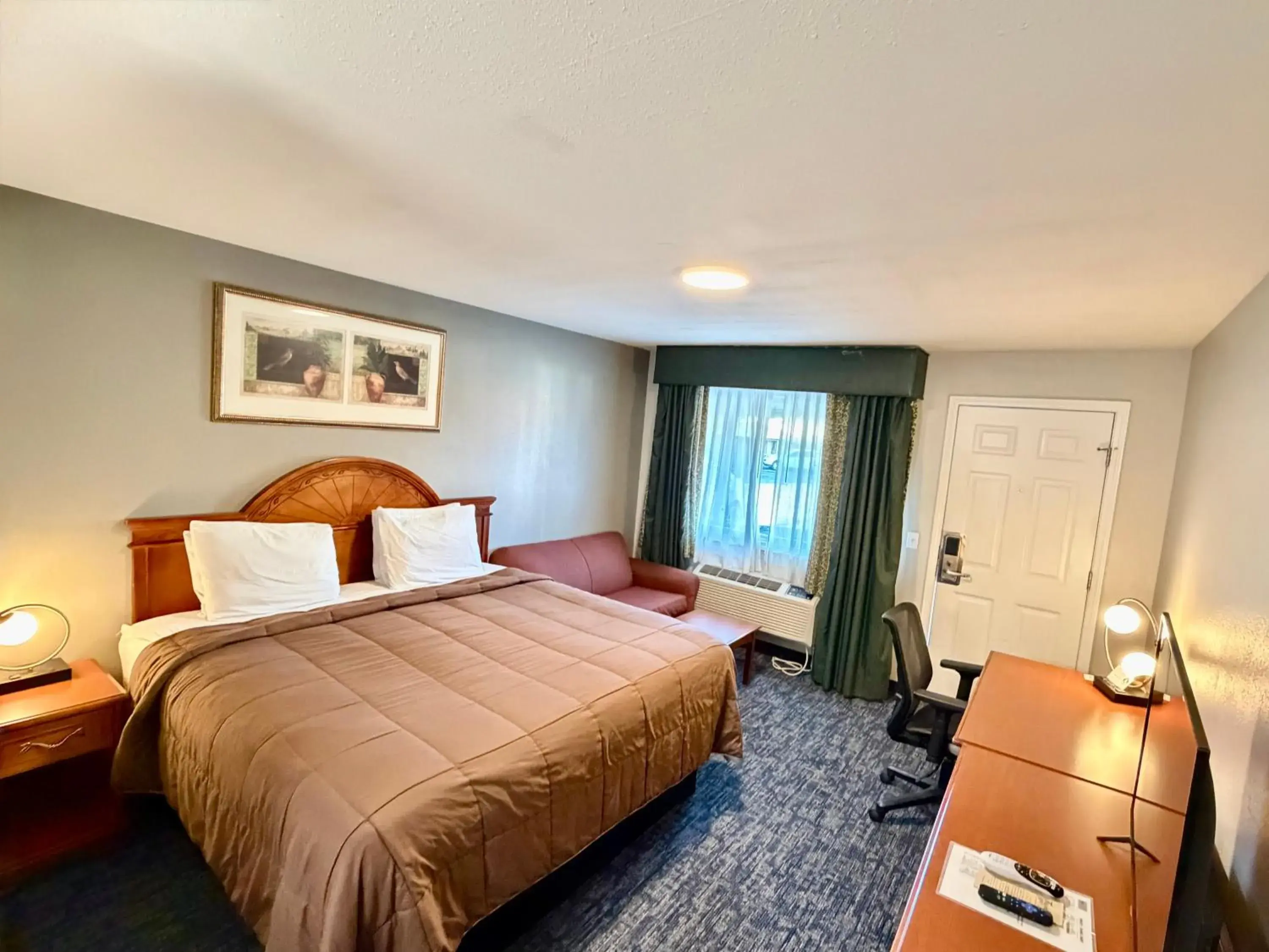 Bed in Ozark Inn & Suites Bed in Ozark Inn & Suites