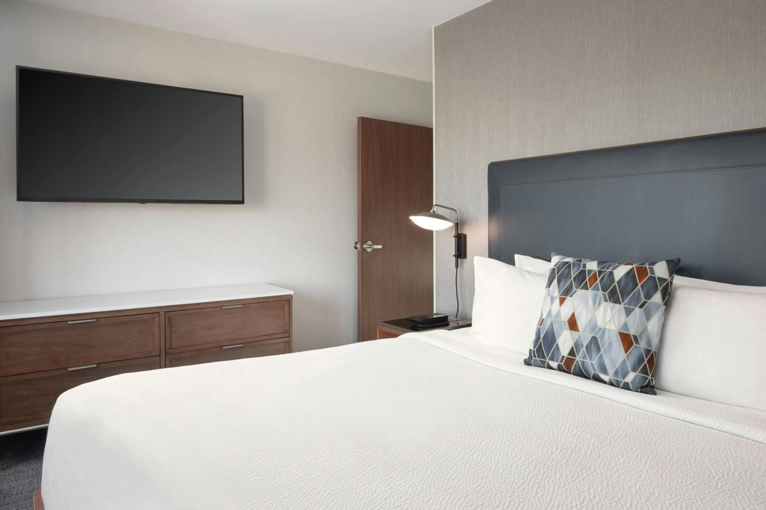 Photo of the whole room, Bed in Courtyard Farmington