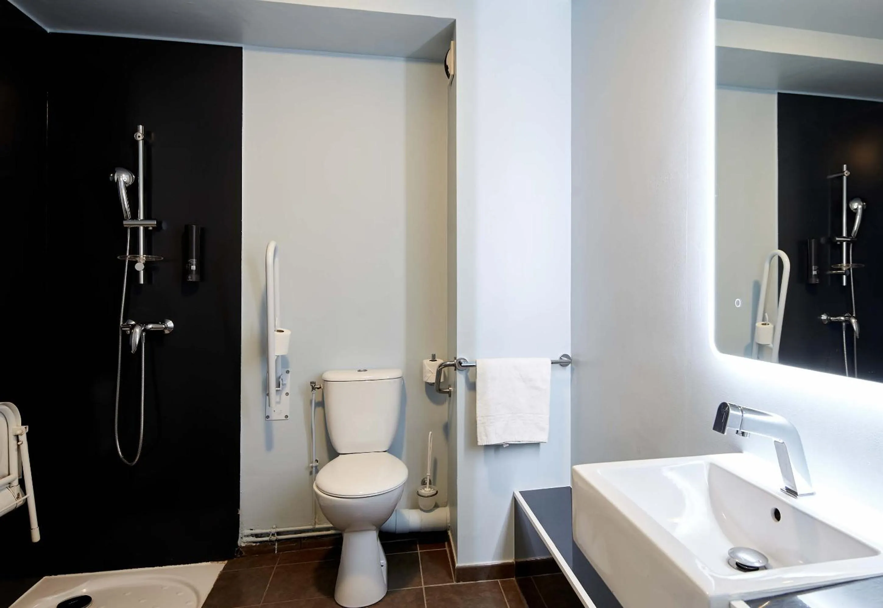 Bathroom in B&B HOTEL Saint-Maur Créteil