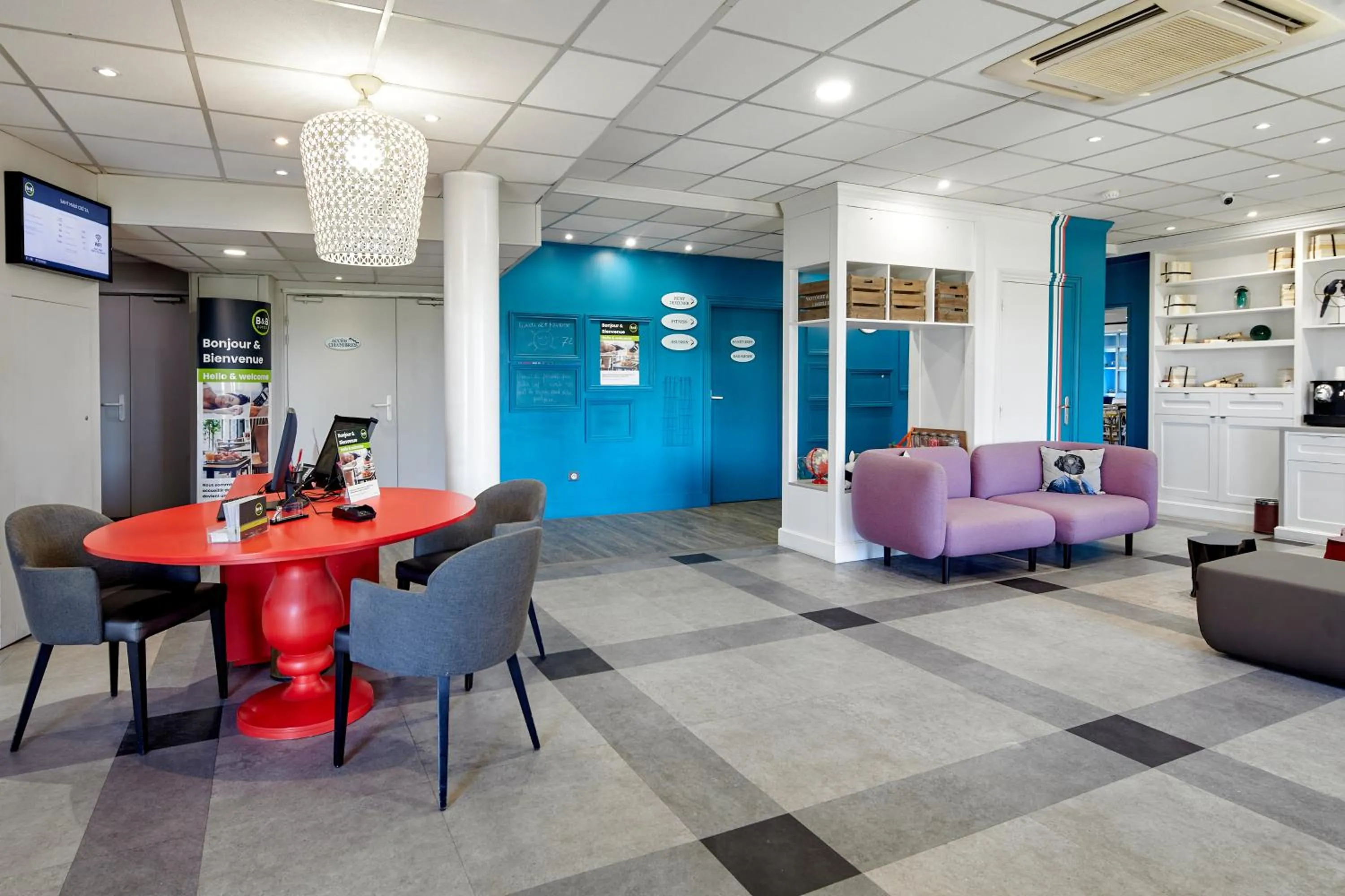 Communal lounge/ TV room in B&B HOTEL Saint-Maur Créteil