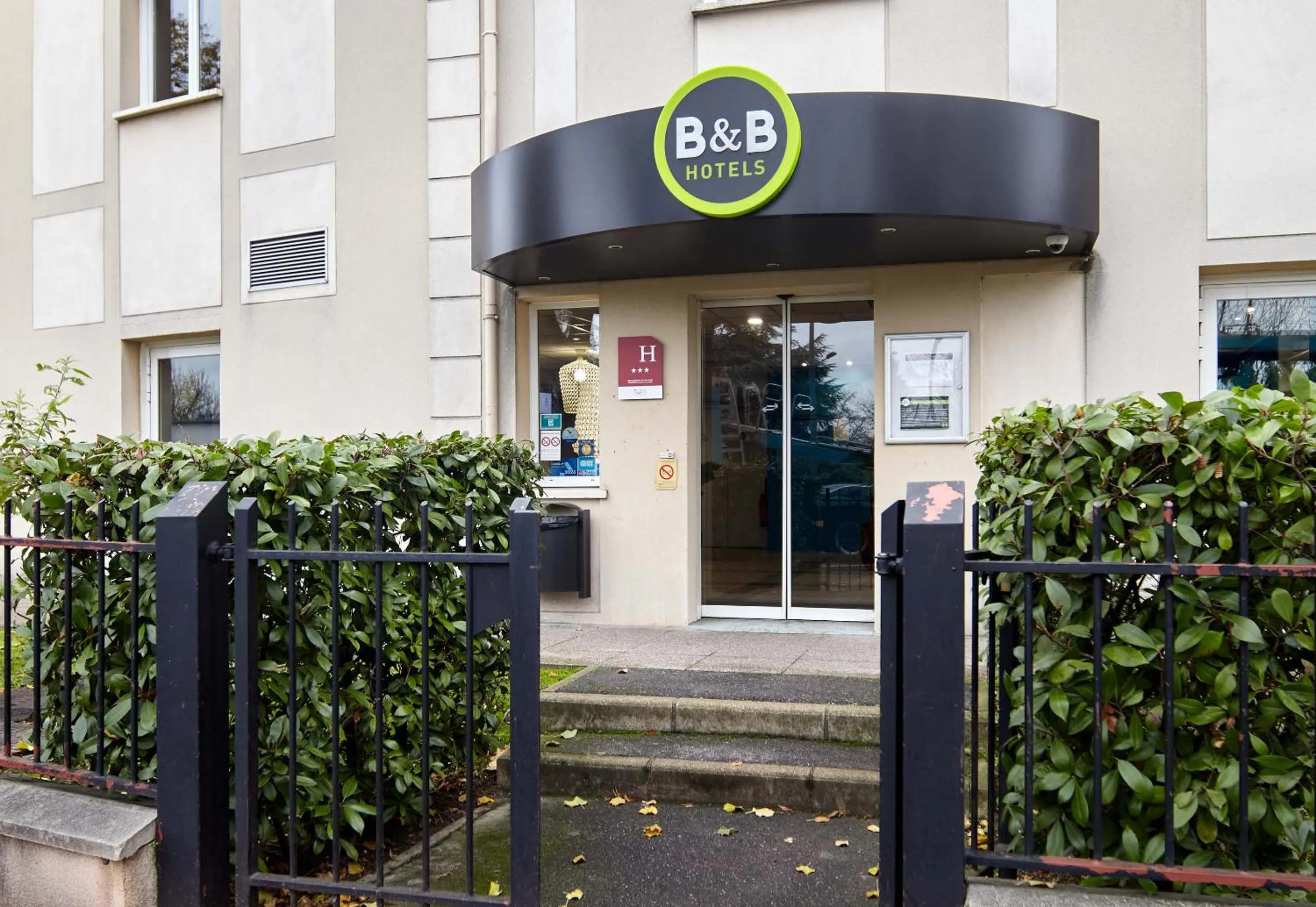 Facade/entrance in B&B HOTEL Saint-Maur Créteil