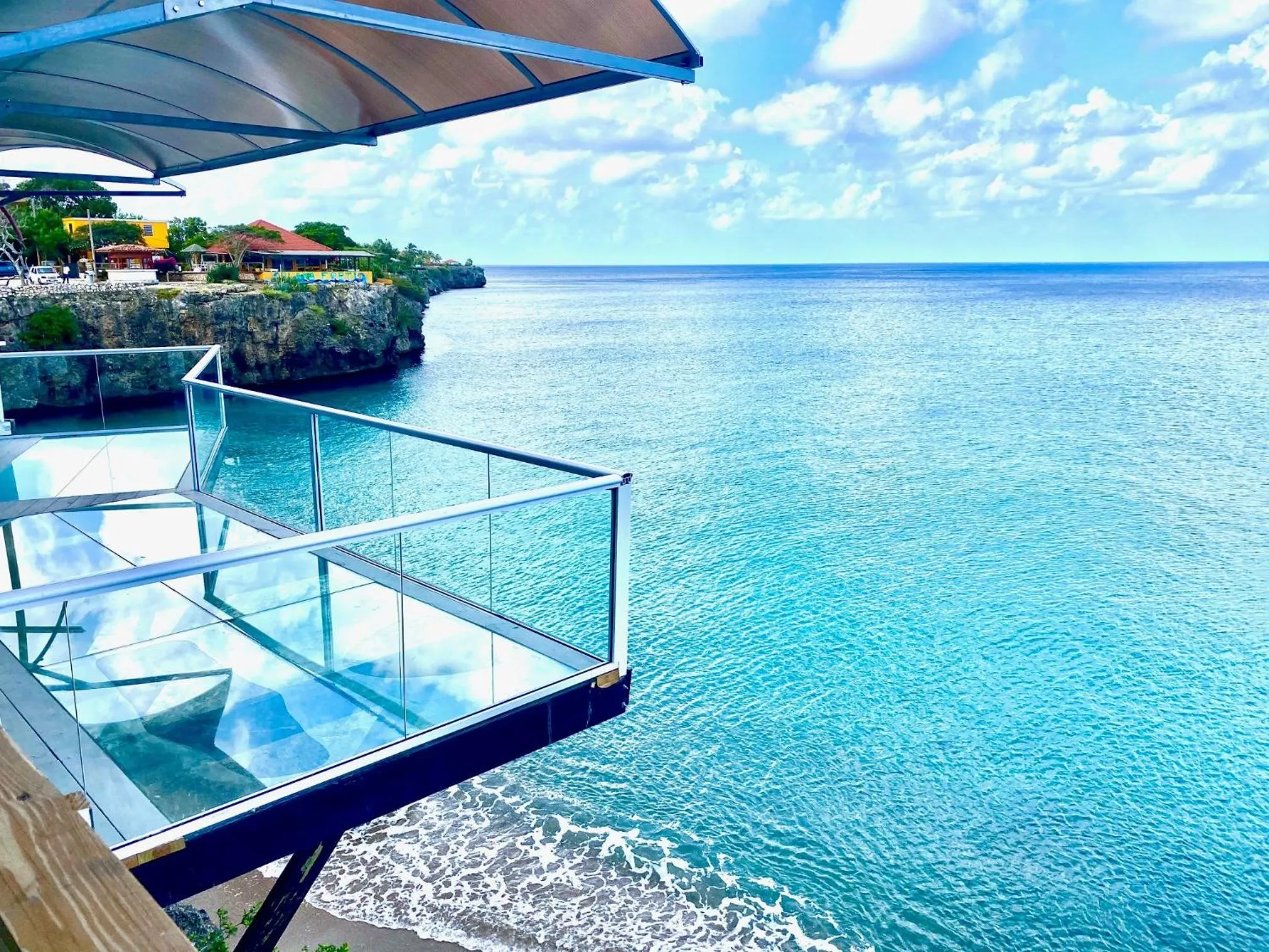 Restaurant/places to eat in Blue View Apartments