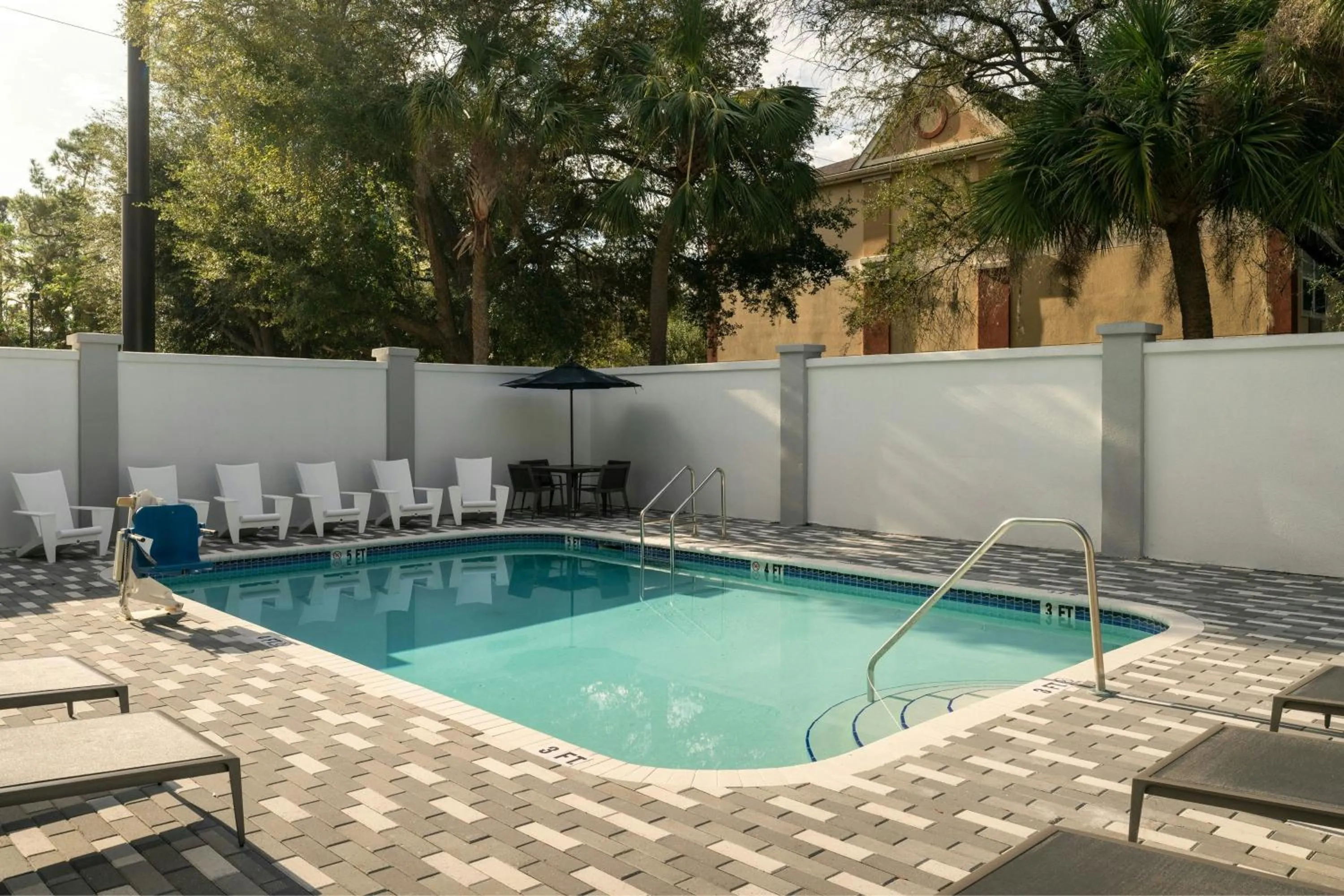 Swimming pool in Courtyard by Marriott Gainesville FL