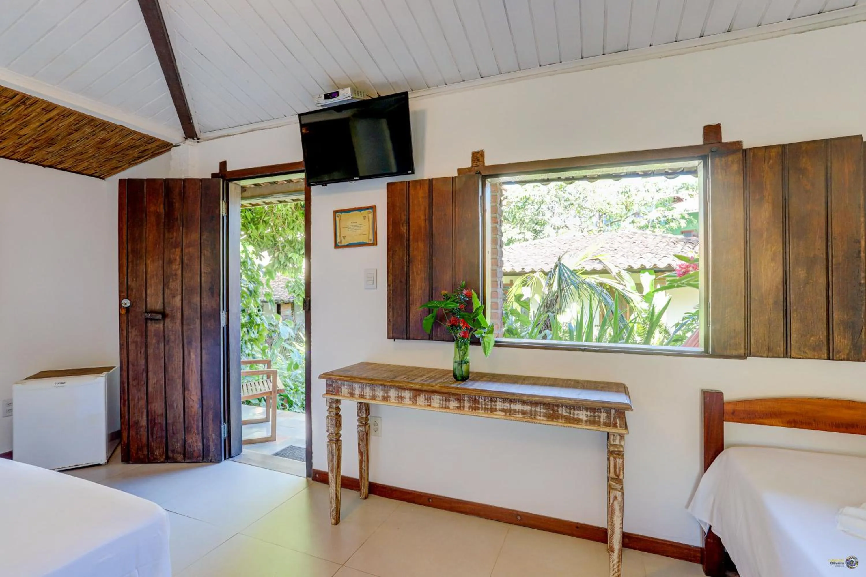 Communal lounge/ TV room, Bed in Pousada Piratas