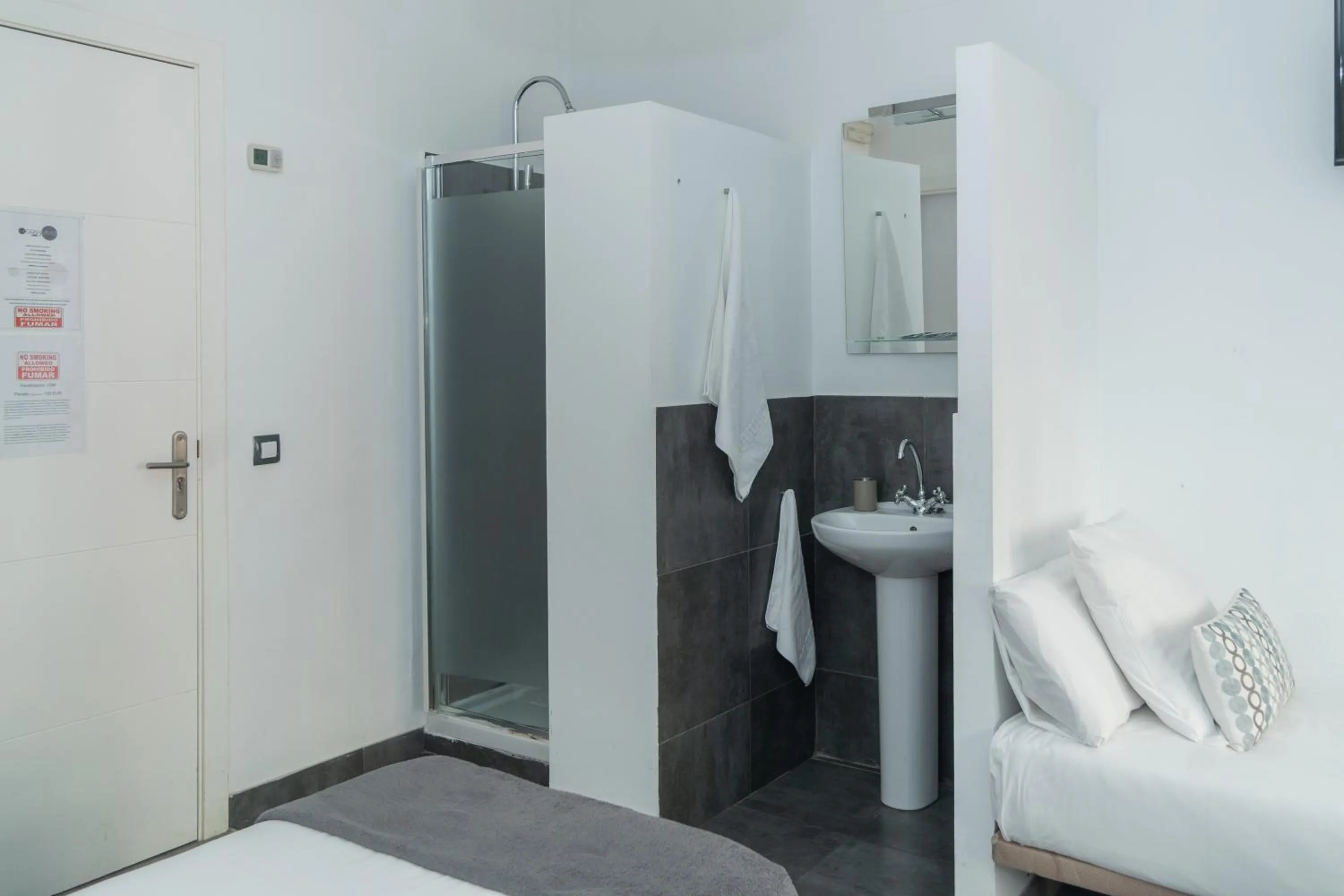 Bed in Gran Via 63 Rooms