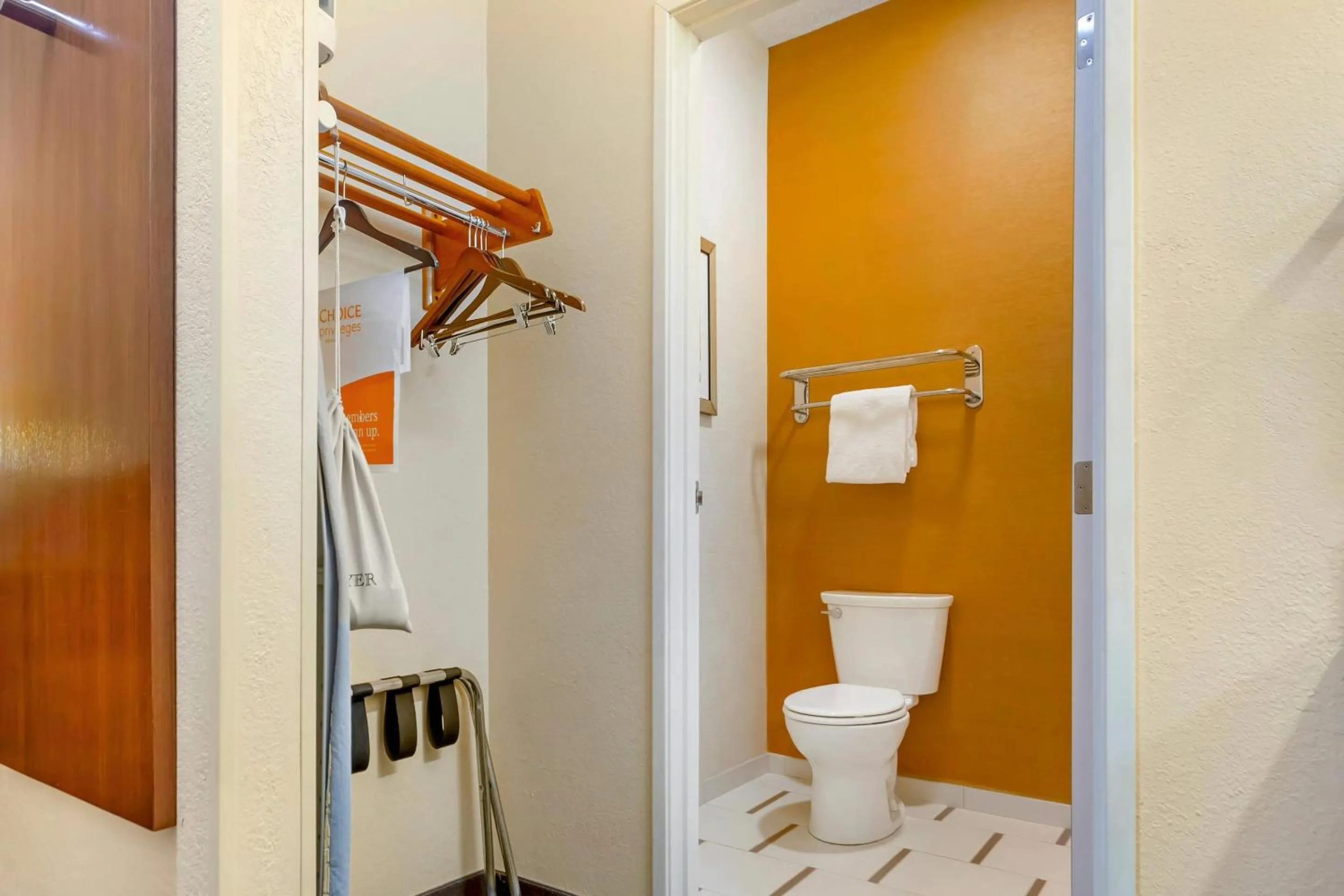 Bedroom in Comfort Inn & Suites Green Bay Stadium Area