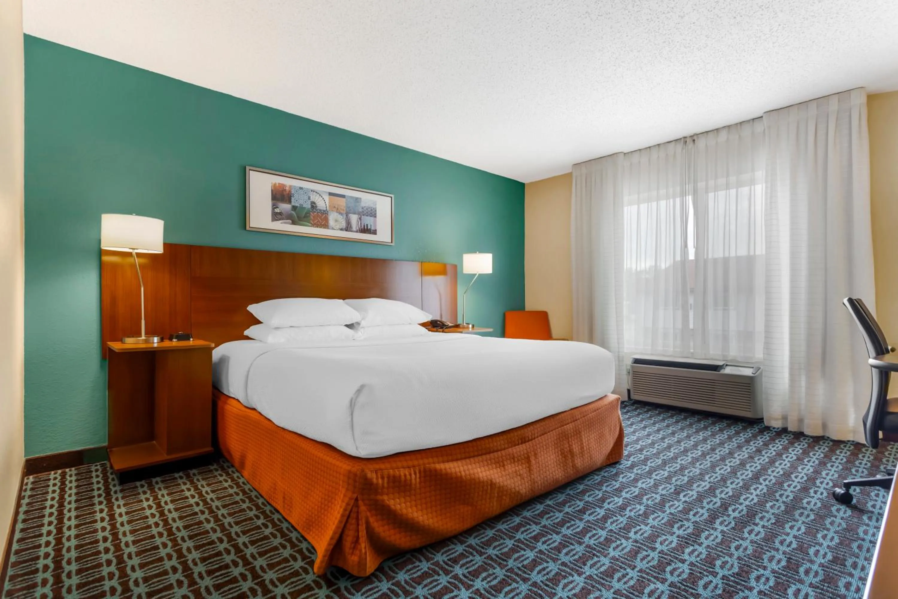 Photo of the whole room, Bed in Comfort Inn & Suites Green Bay Stadium Area