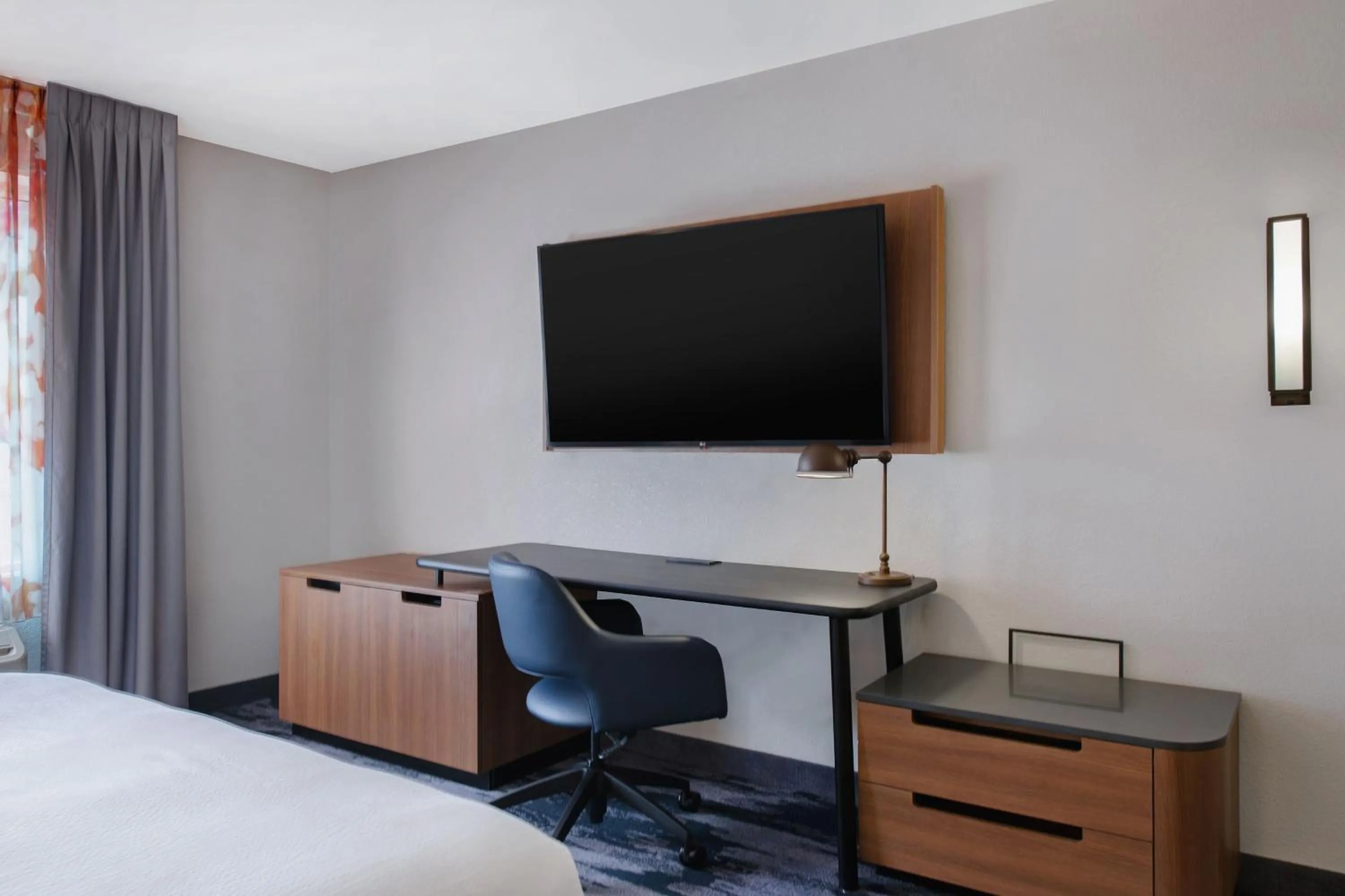 Photo of the whole room, Bed in Fairfield Inn & Suites by Marriott Greenwood