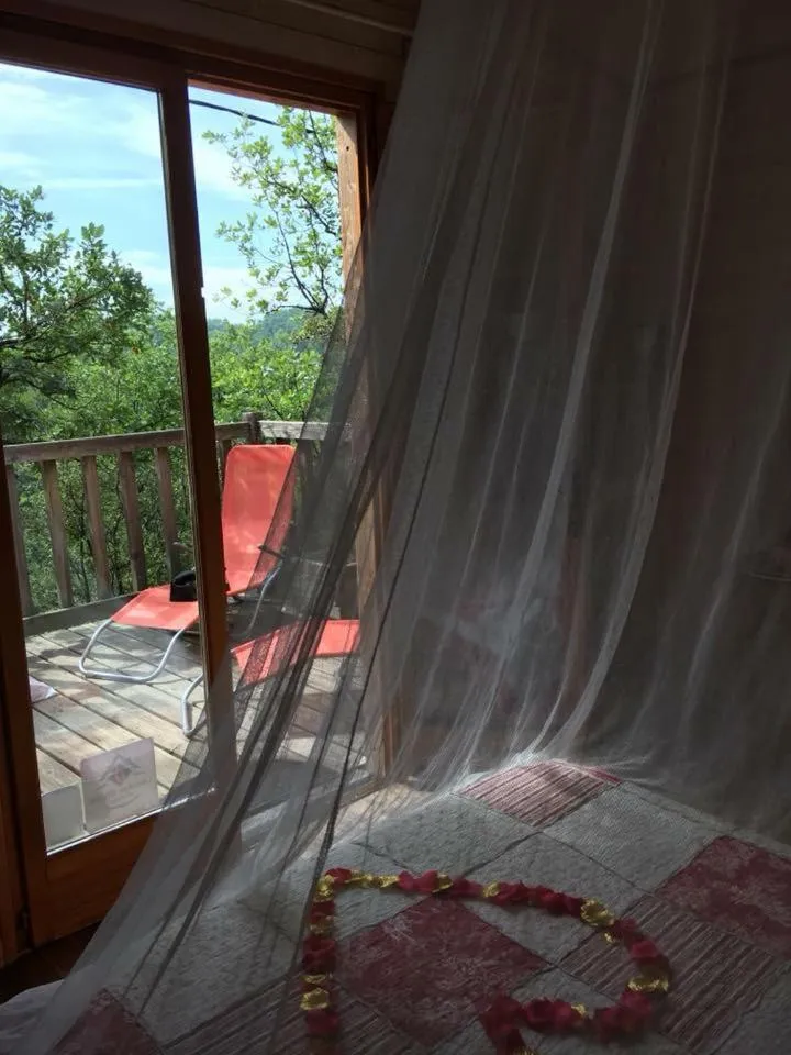 Bed in La cabane des amoureux