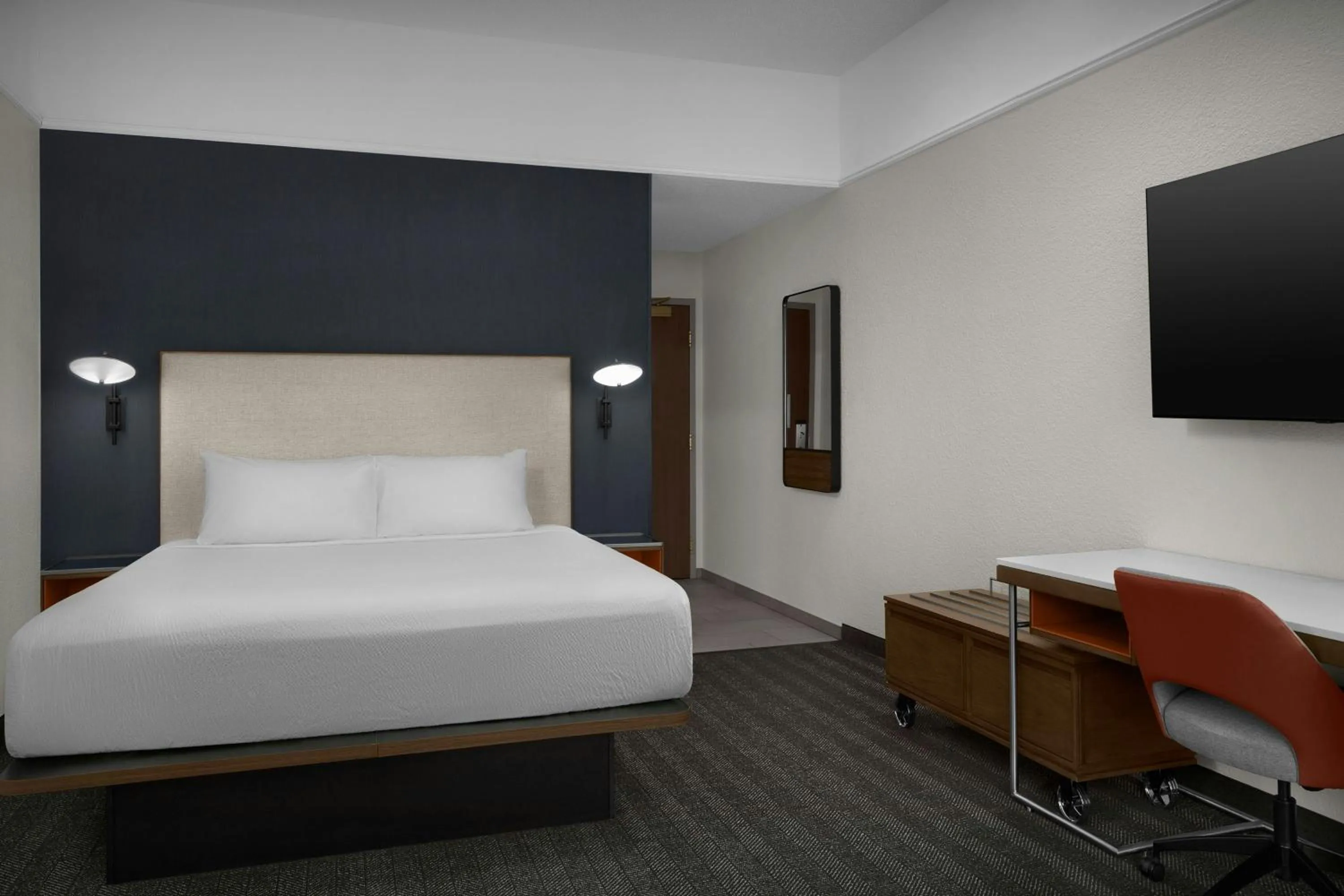 Photo of the whole room, Bed in Courtyard Danville