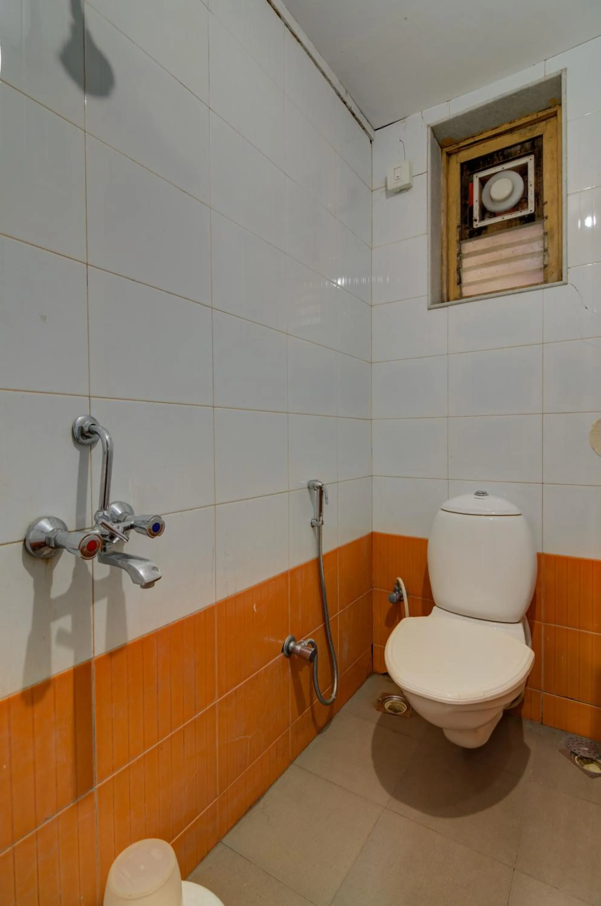 Toilet in Shantai By the Lake