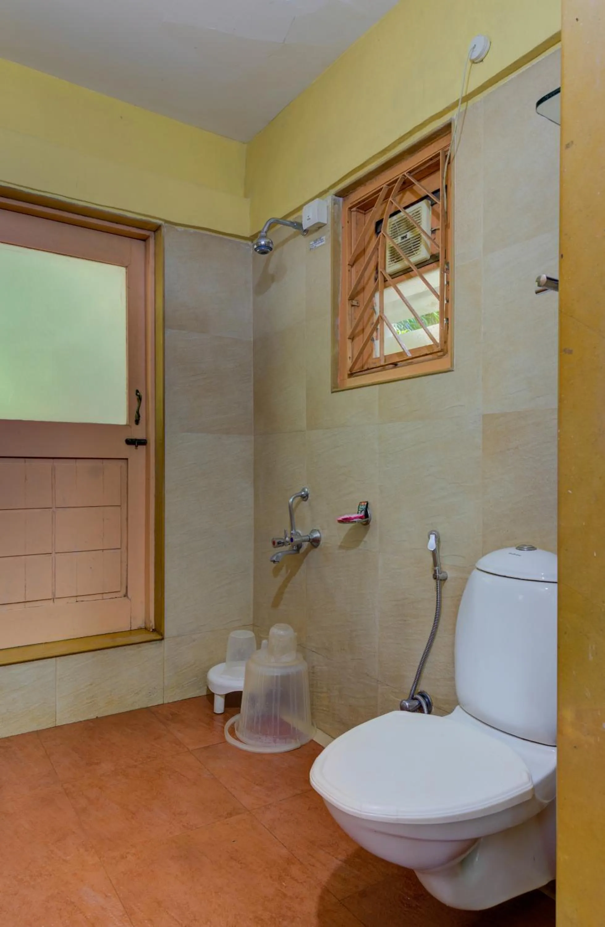 Toilet in Shantai By the Lake