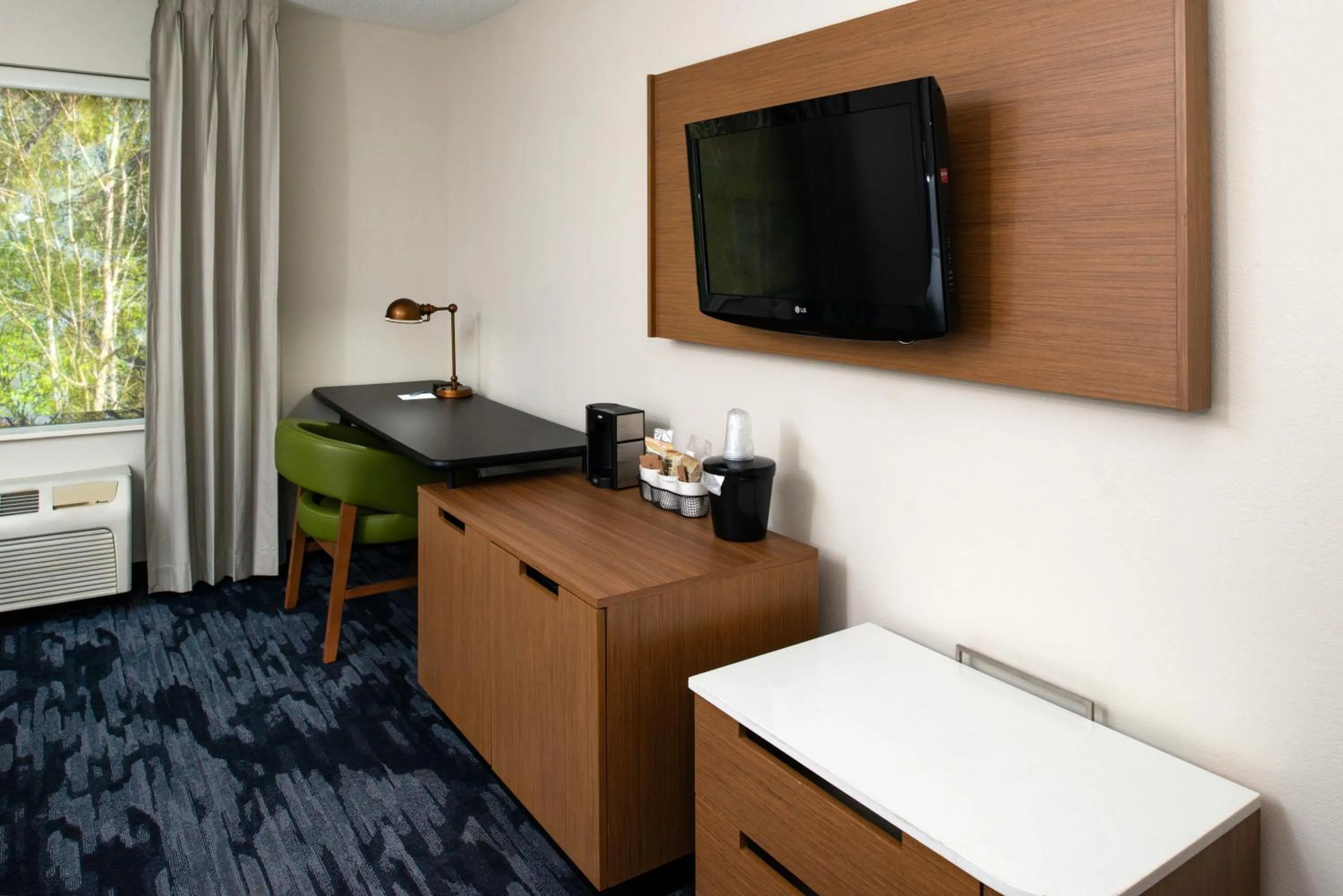 TV and multimedia in Fairfield Inn & Suites Greensboro Wendover