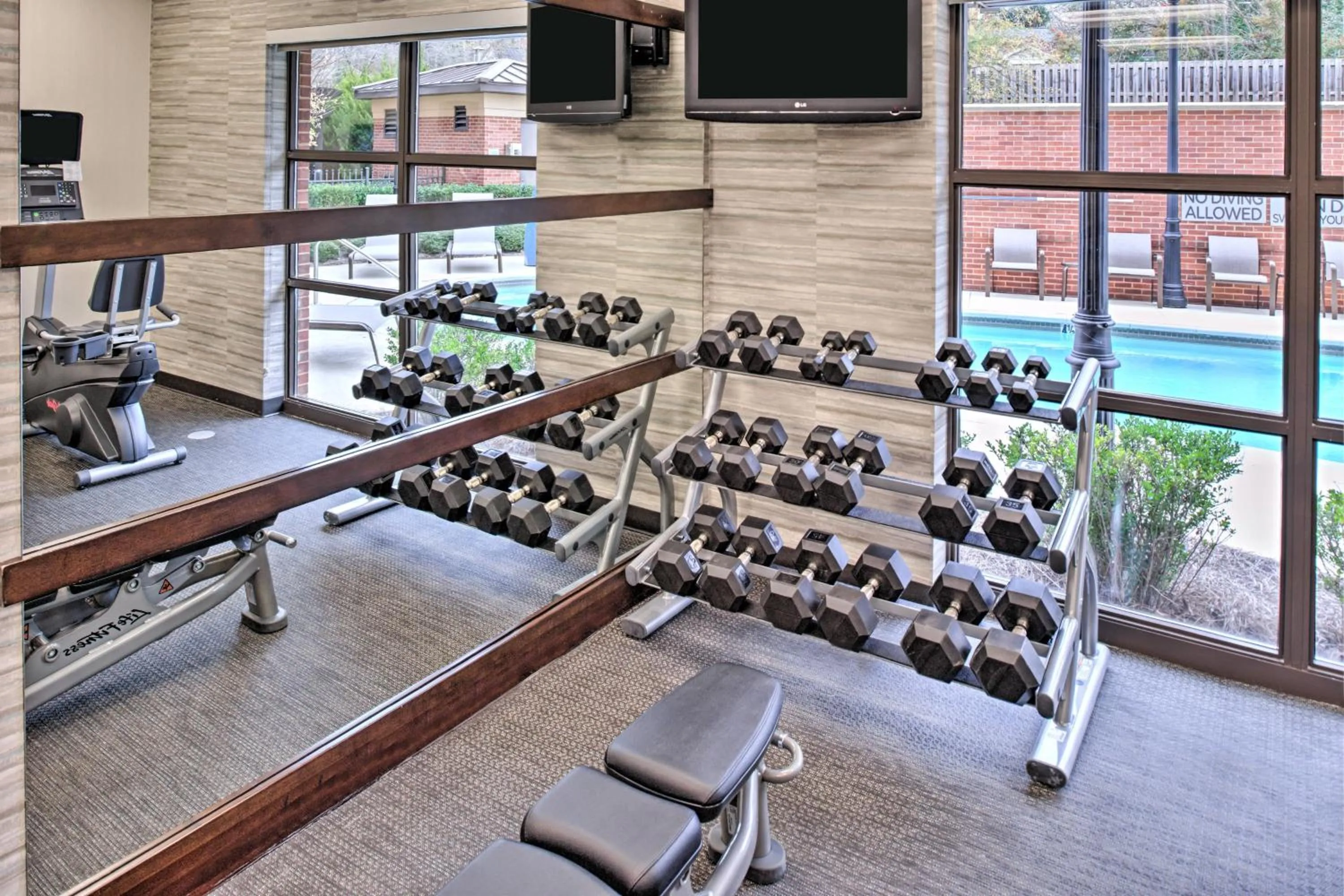 Fitness centre/facilities in Courtyard Clemson