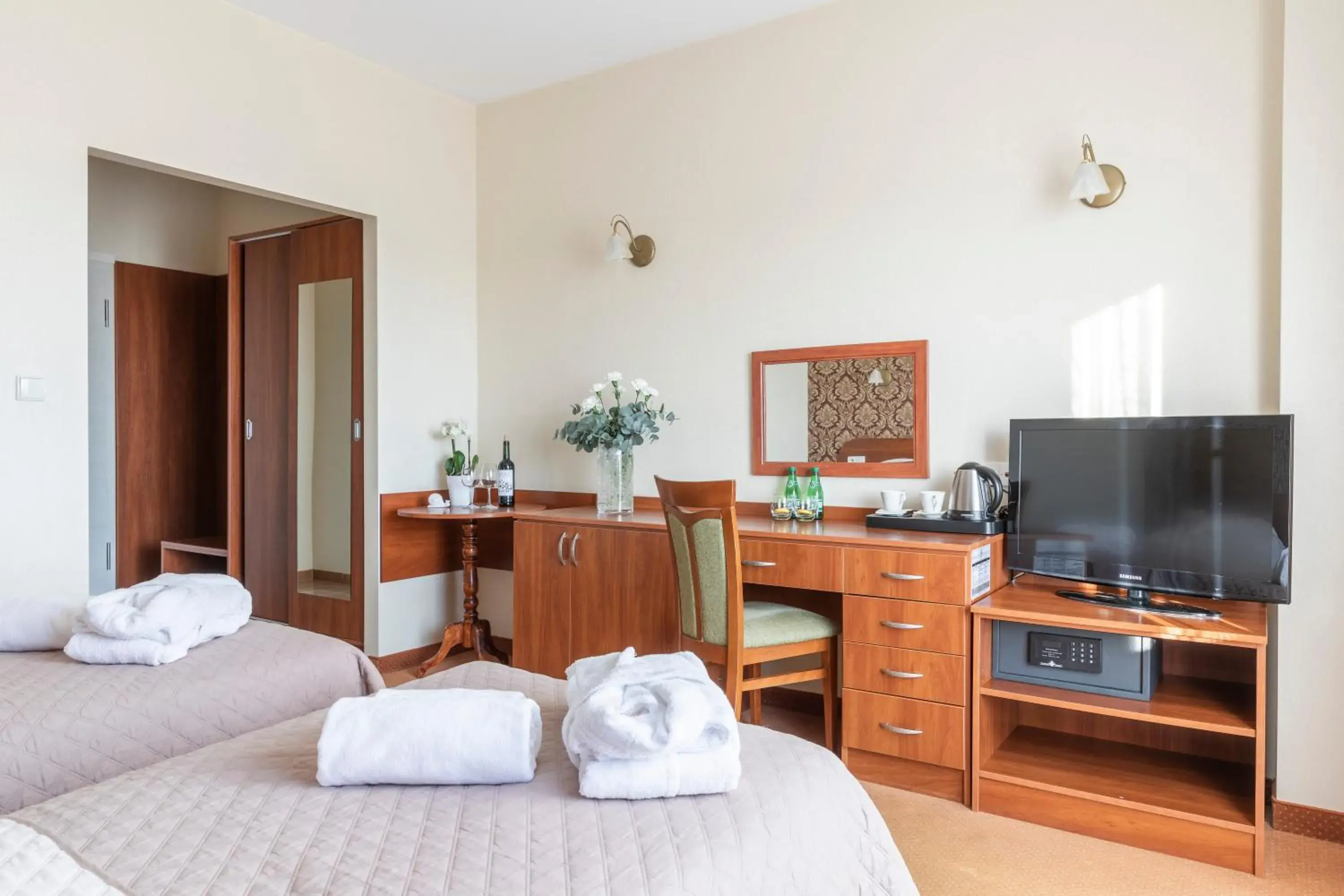 TV and multimedia, Bed in BURSZTYN - BERNSTEIN SPA & Wellness TV and multimedia, Bed in BURSZTYN - BERNSTEIN SPA & Wellness