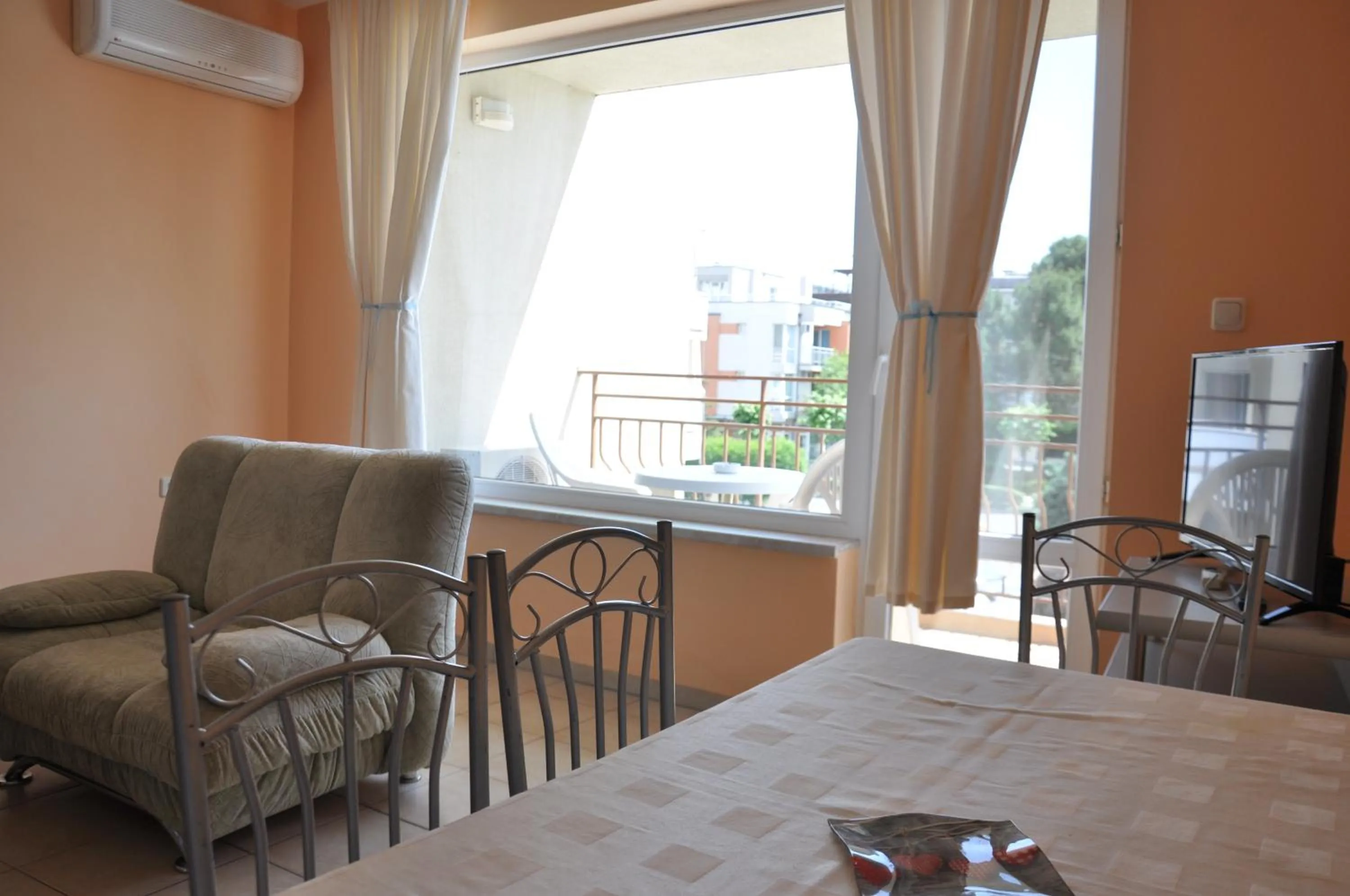 Communal lounge/ TV room in Hotel BelleVille