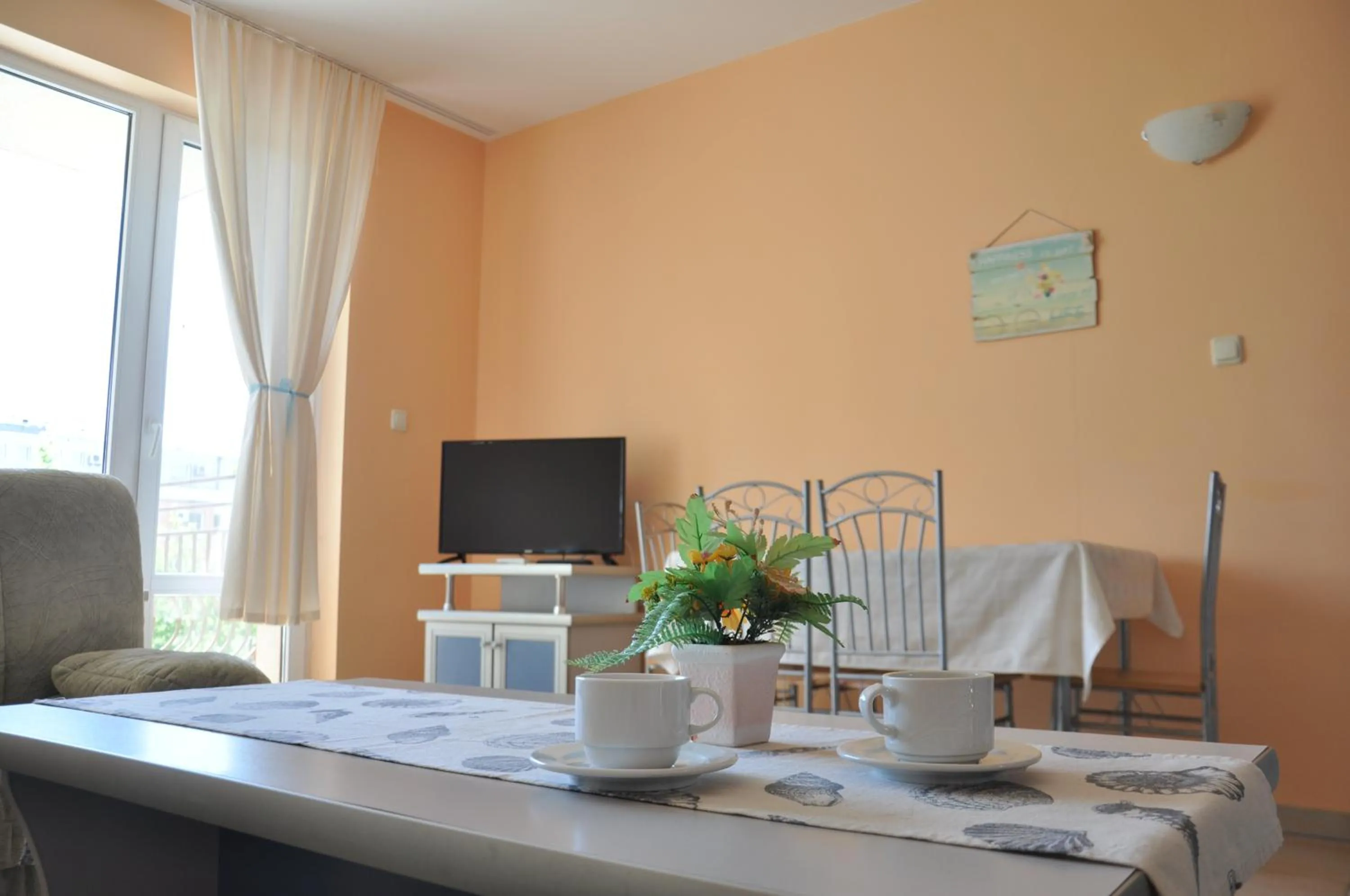 Communal lounge/ TV room in Hotel BelleVille