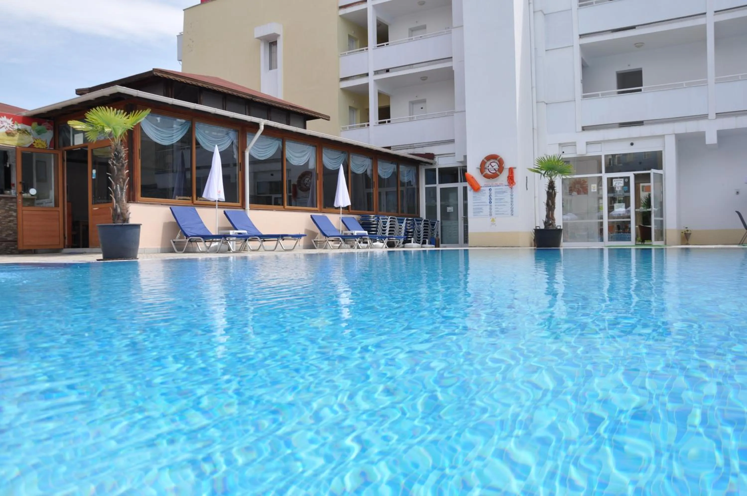 Swimming pool in Hotel BelleVille