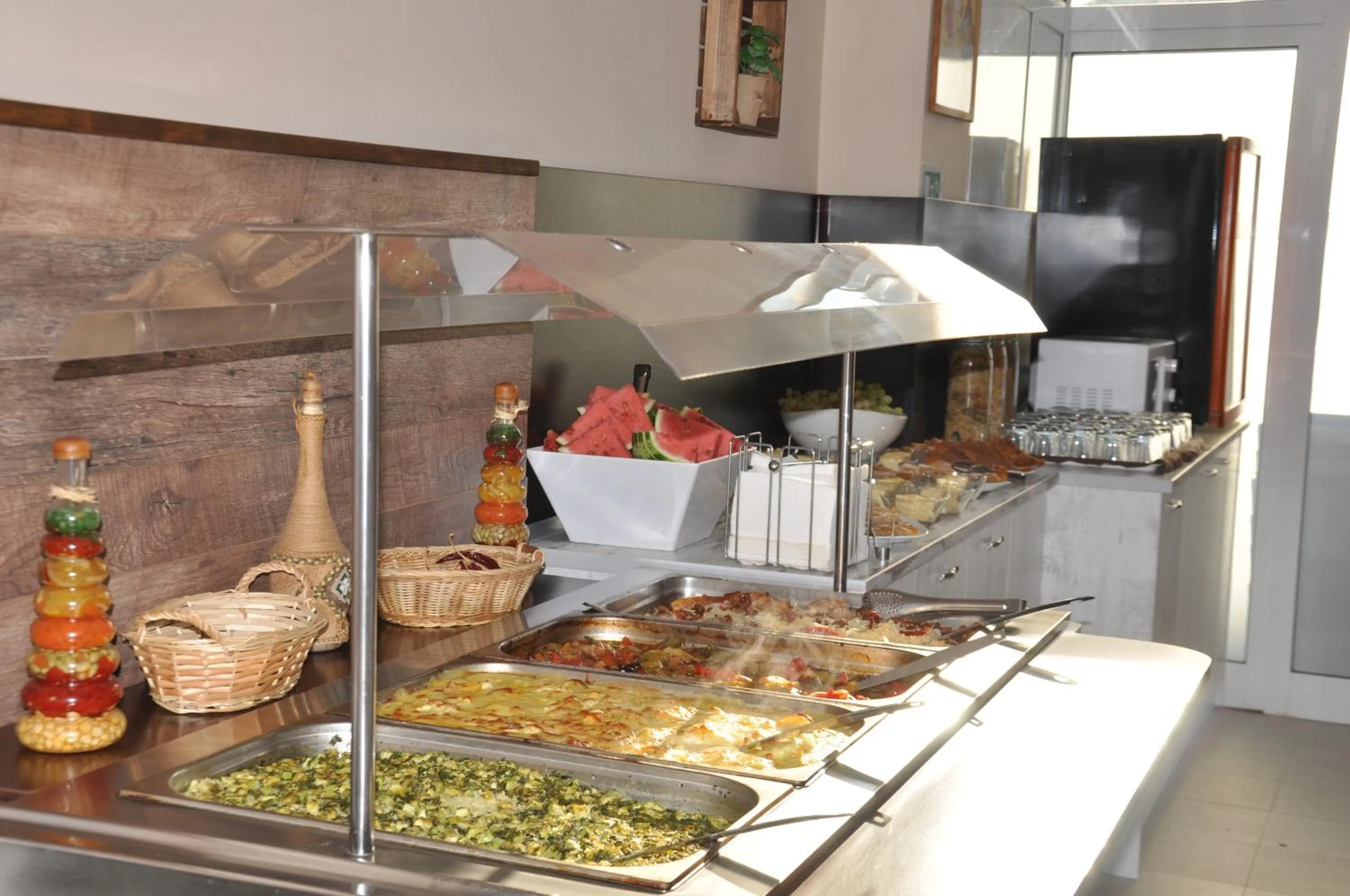 Restaurant/places to eat in Hotel BelleVille