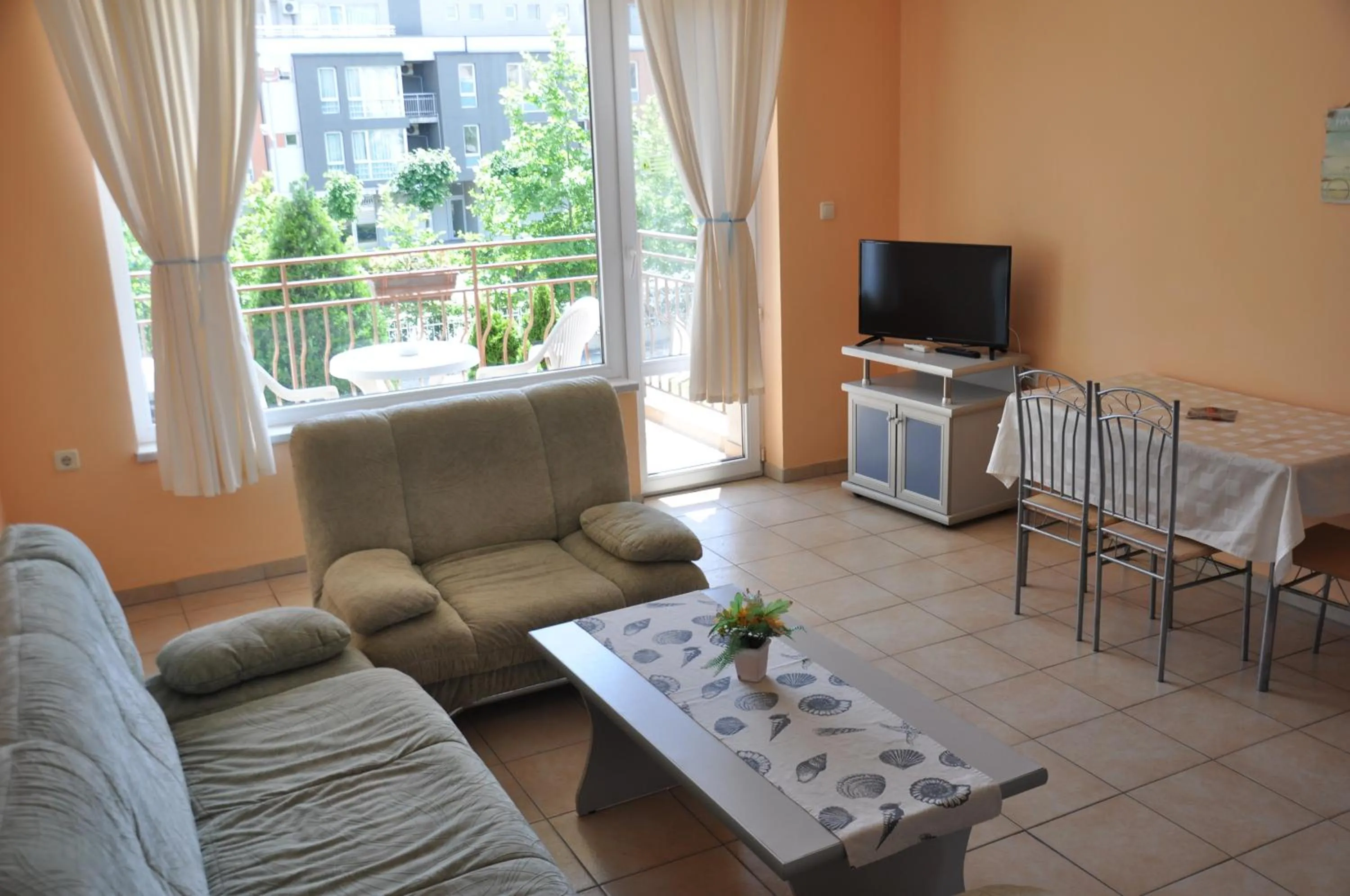 Communal lounge/ TV room in Hotel BelleVille