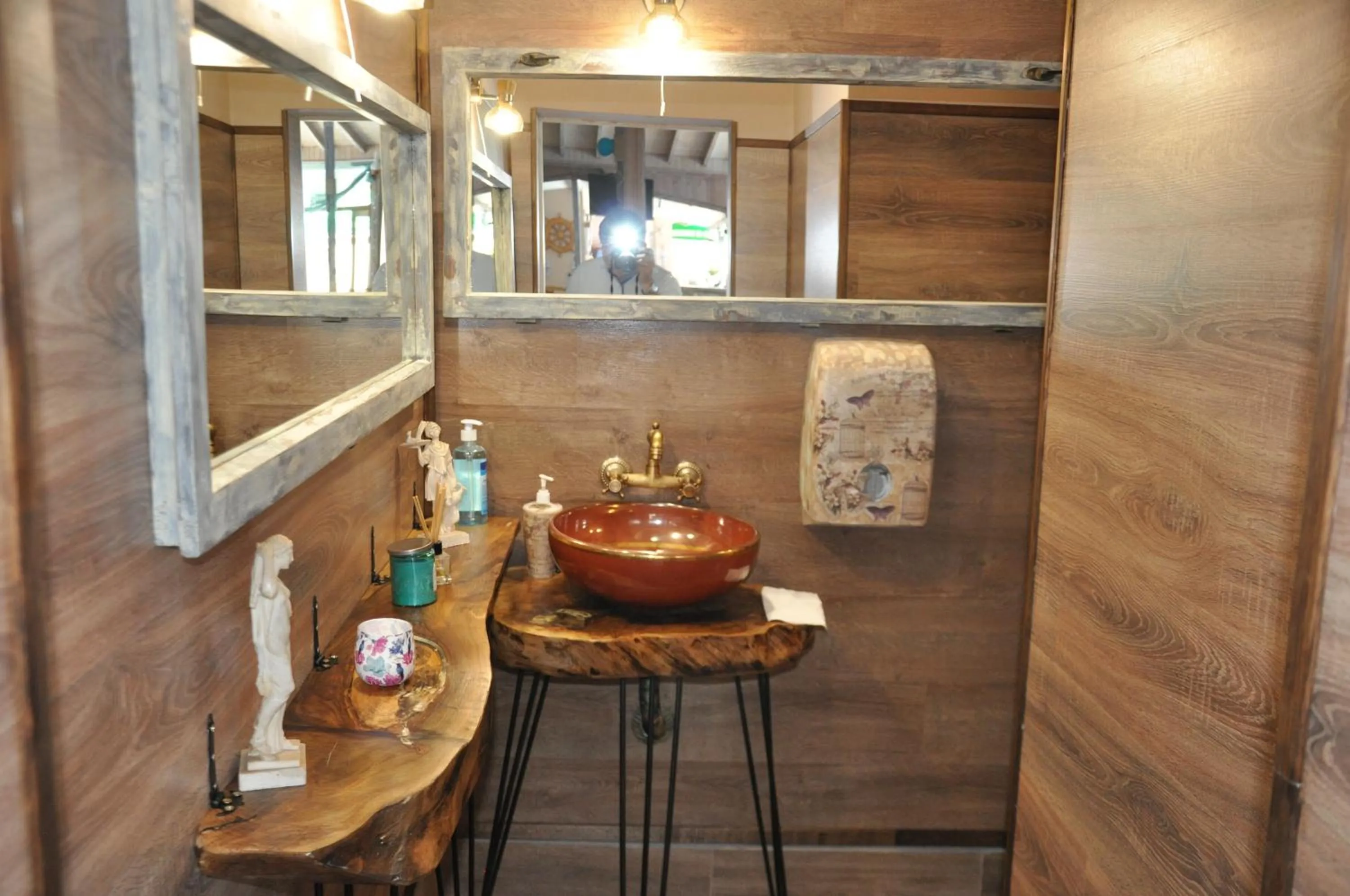 Restaurant/places to eat in Hotel BelleVille