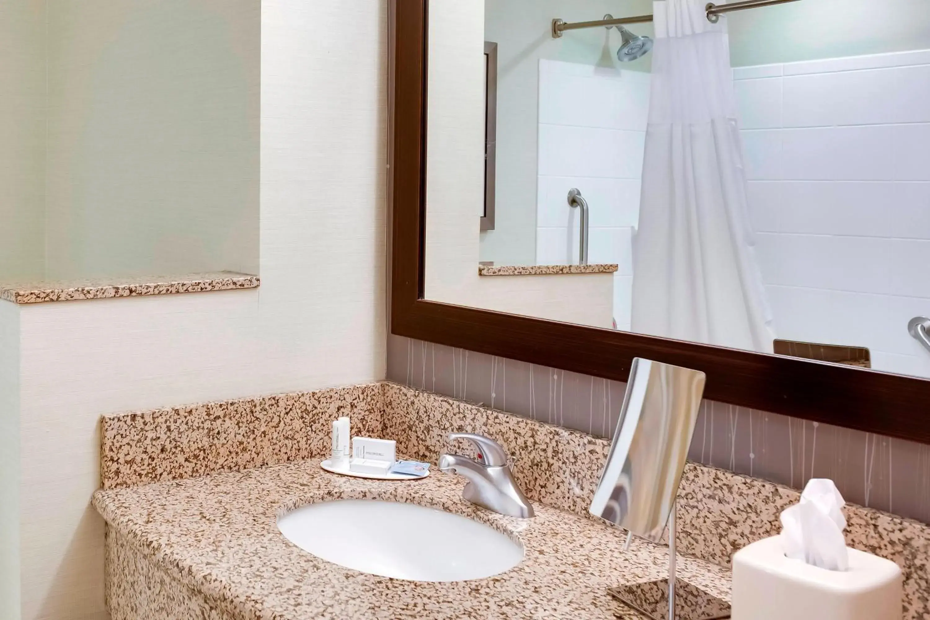 Junior Suite in Courtyard Statesville Mooresville/Lake Norman Junior Suite in Courtyard Statesville Mooresville/Lake Norman