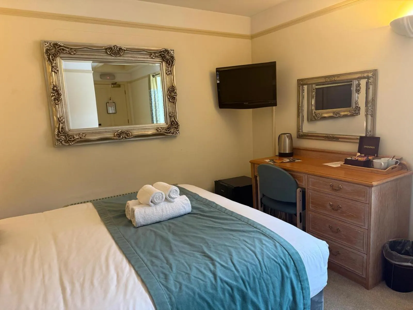 Photo of the whole room, Bed in Stratford Limes Hotel