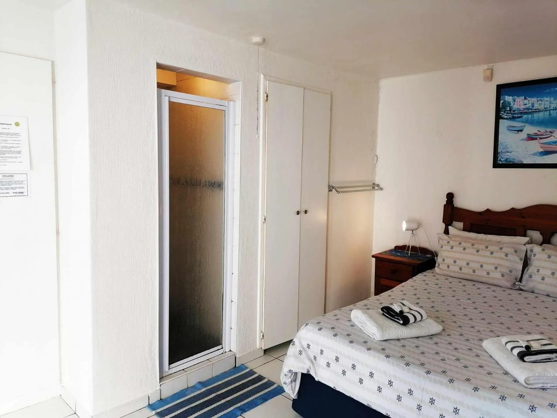 Shower, Bed in Boathouse Bed & Biscuit - Lower Deck