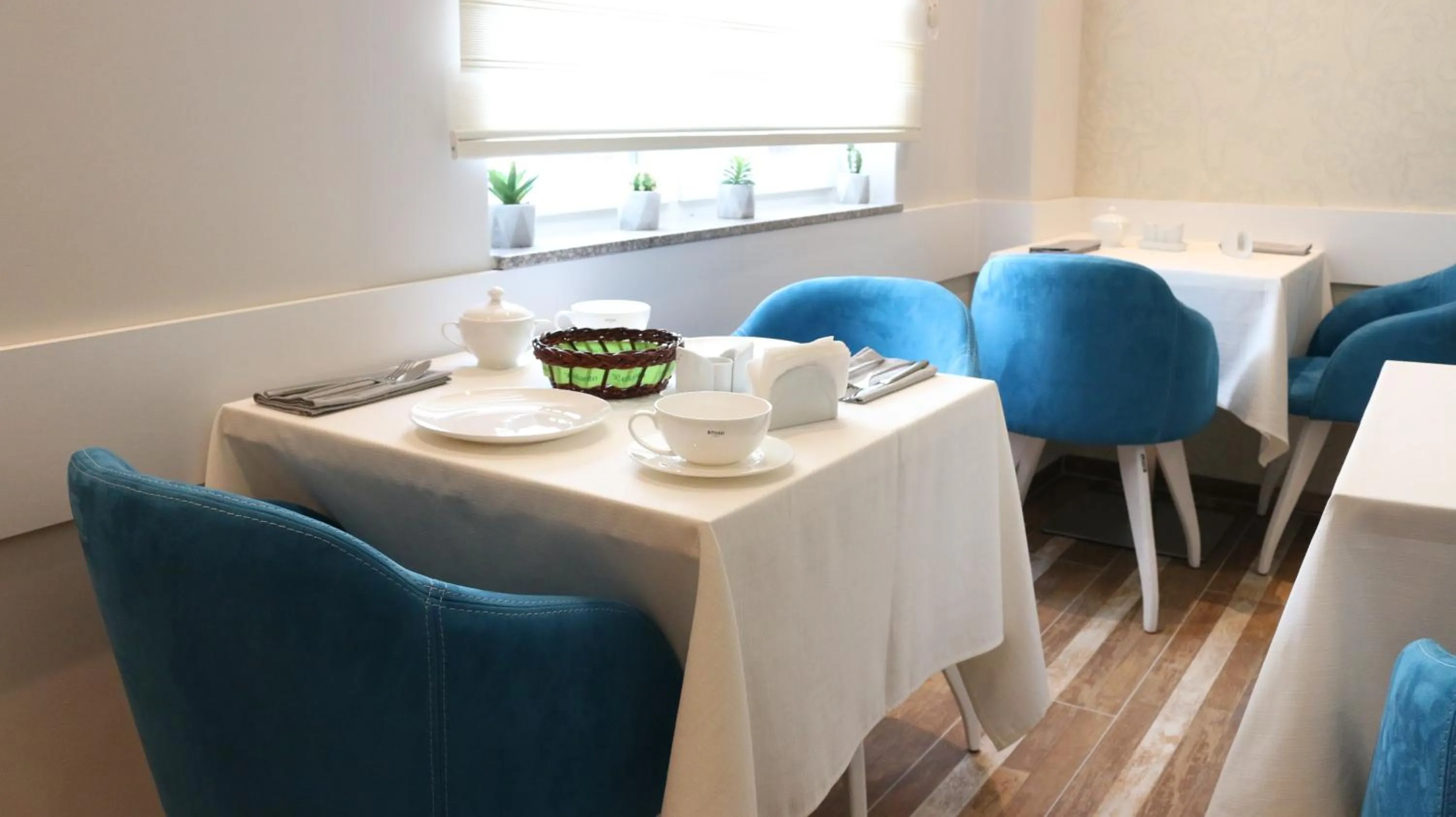 Restaurant/places to eat in Hotel Admiral