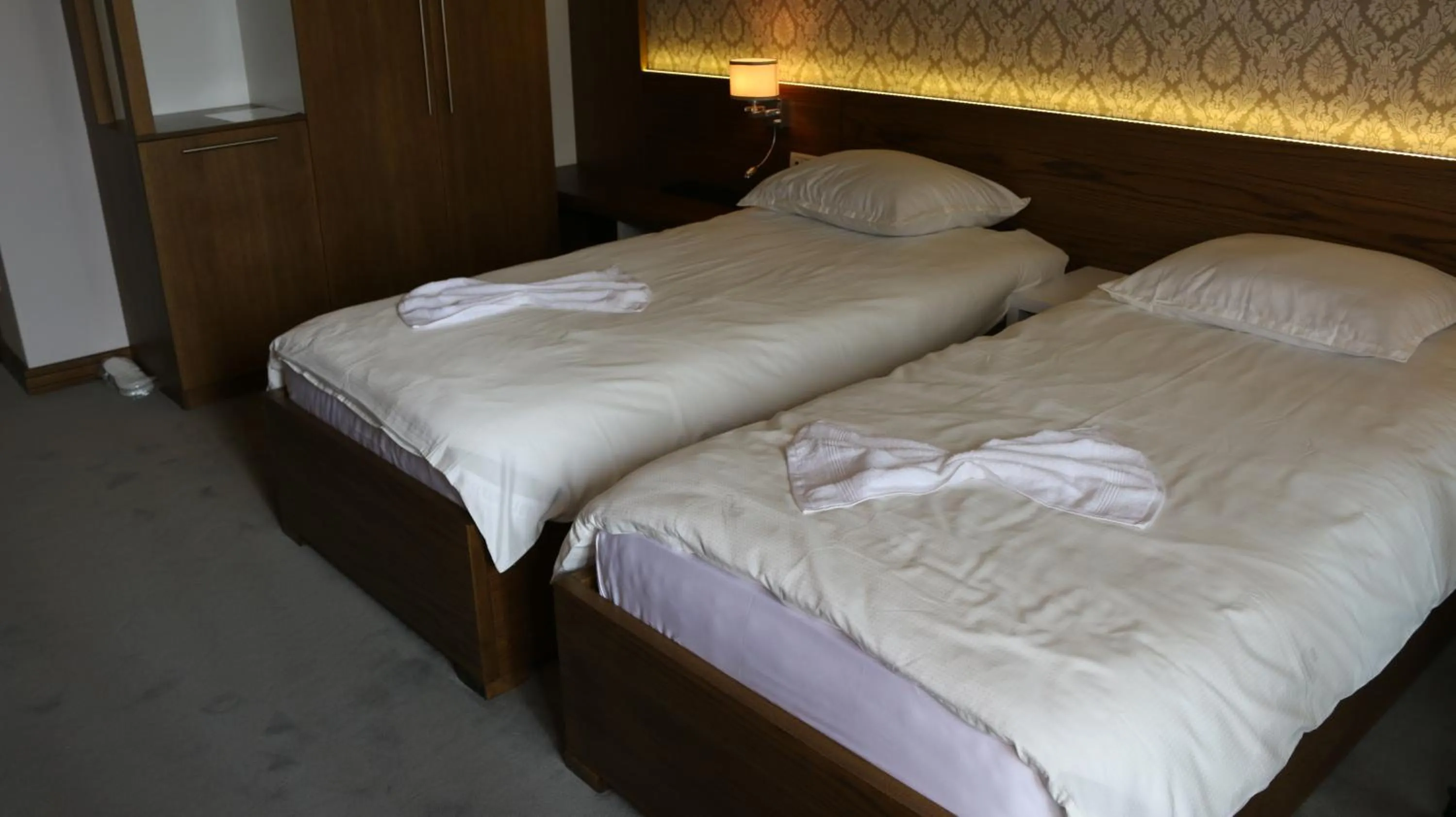 Living room, Bed in Hotel Admiral
