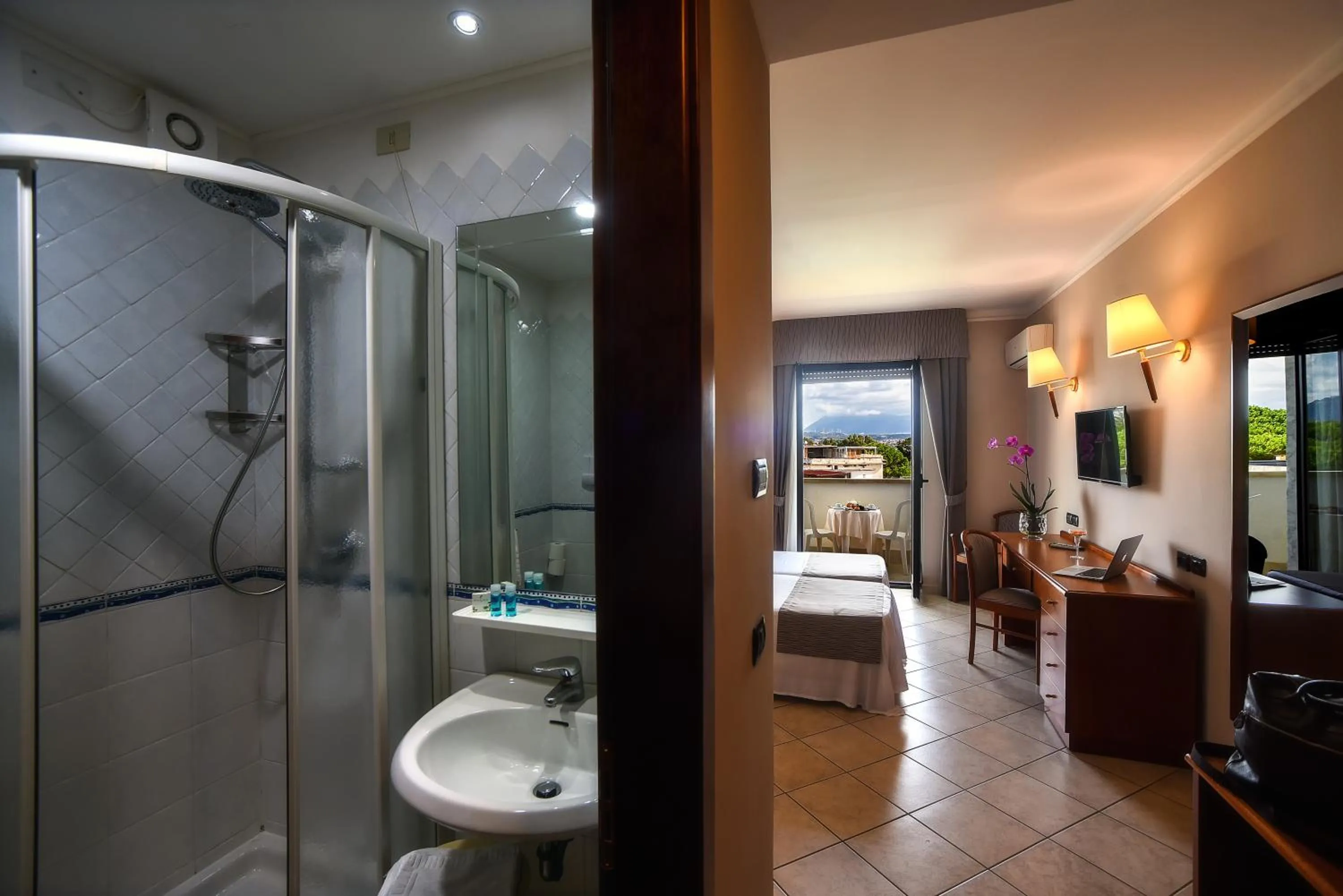 Bathroom, Bed in Hotel Le Palme