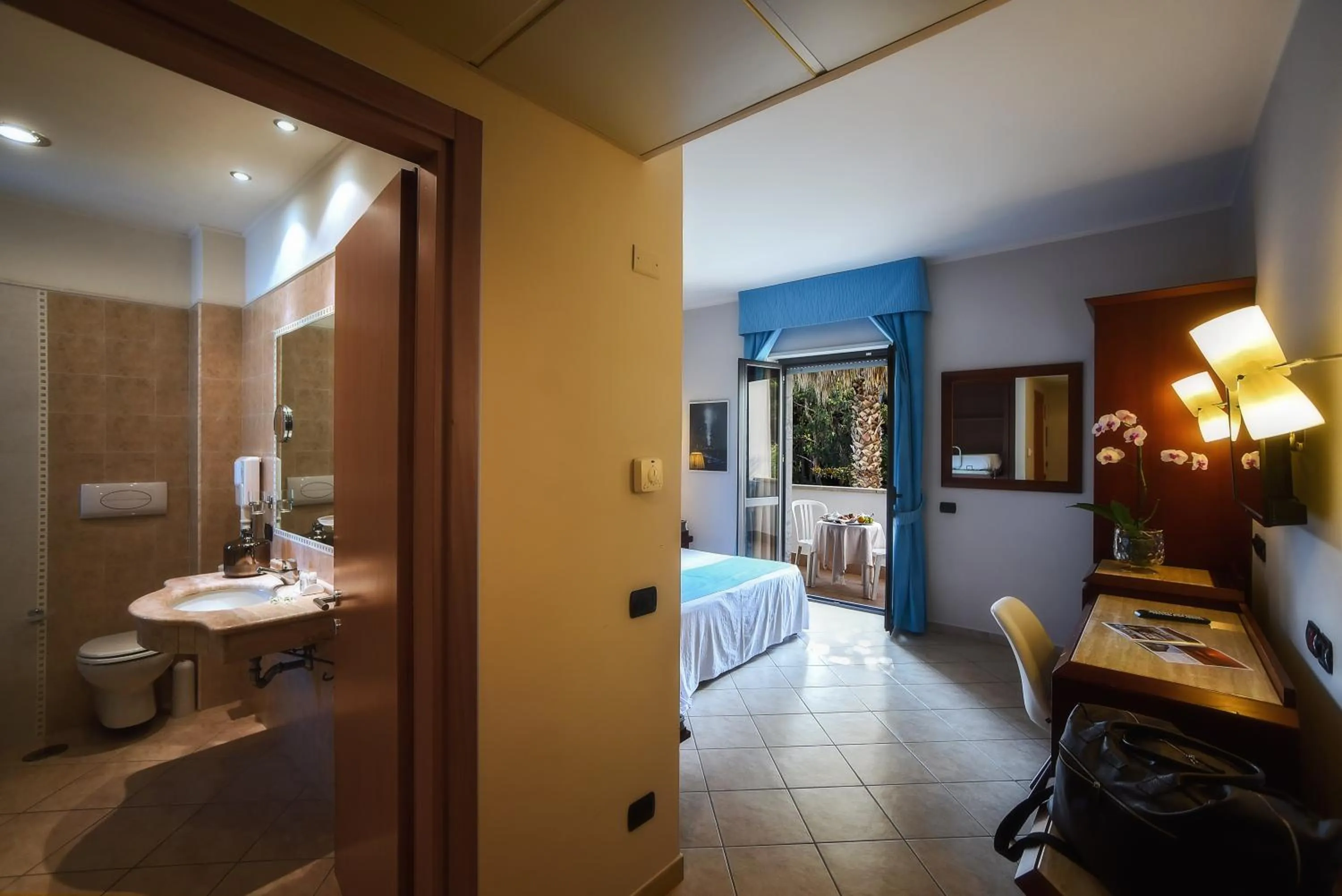 Bathroom, Bed in Hotel Le Palme
