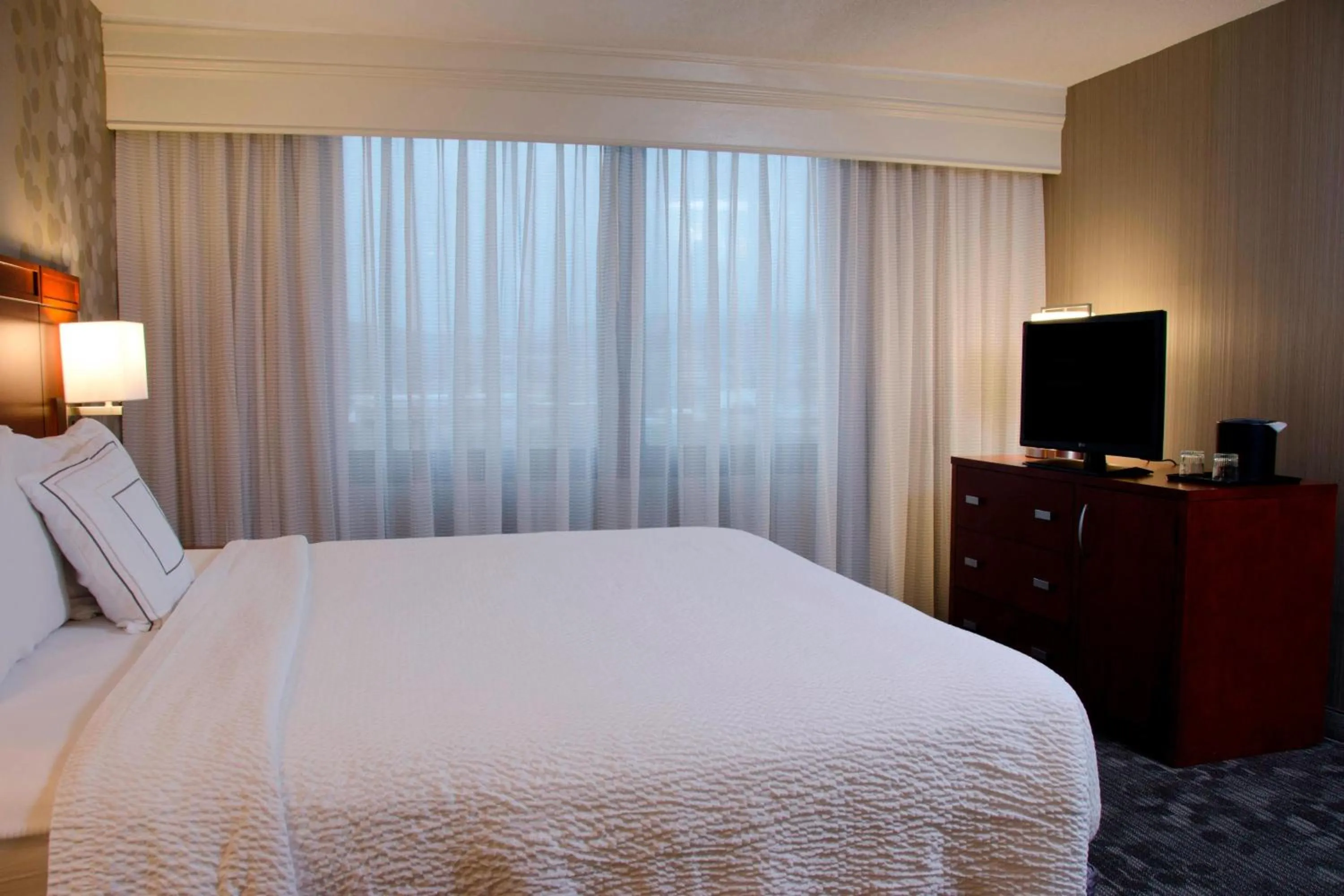 Bedroom, Bed in Courtyard Waterbury Downtown