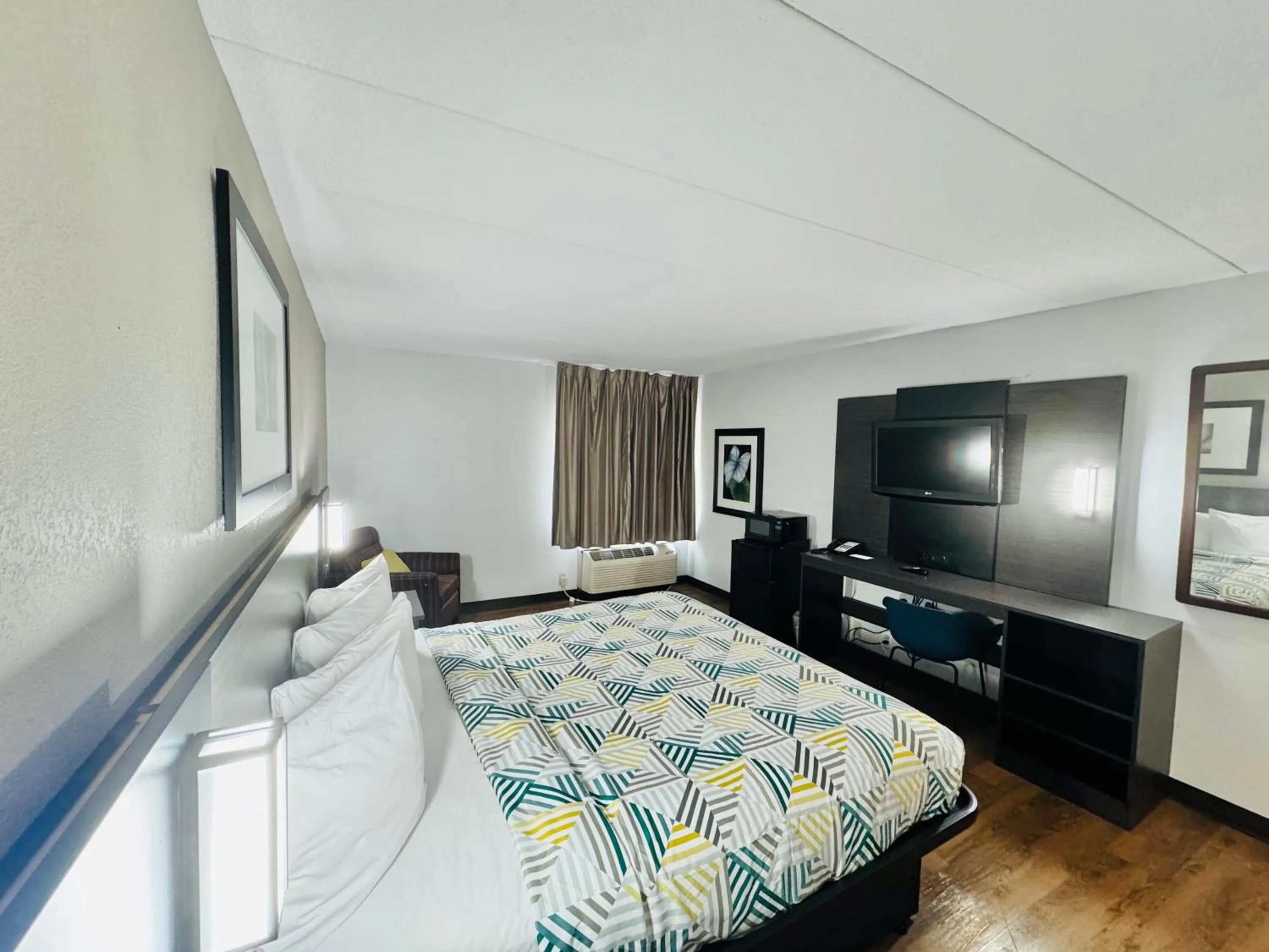 Bedroom, Bed in Motel 6-Milford, CT