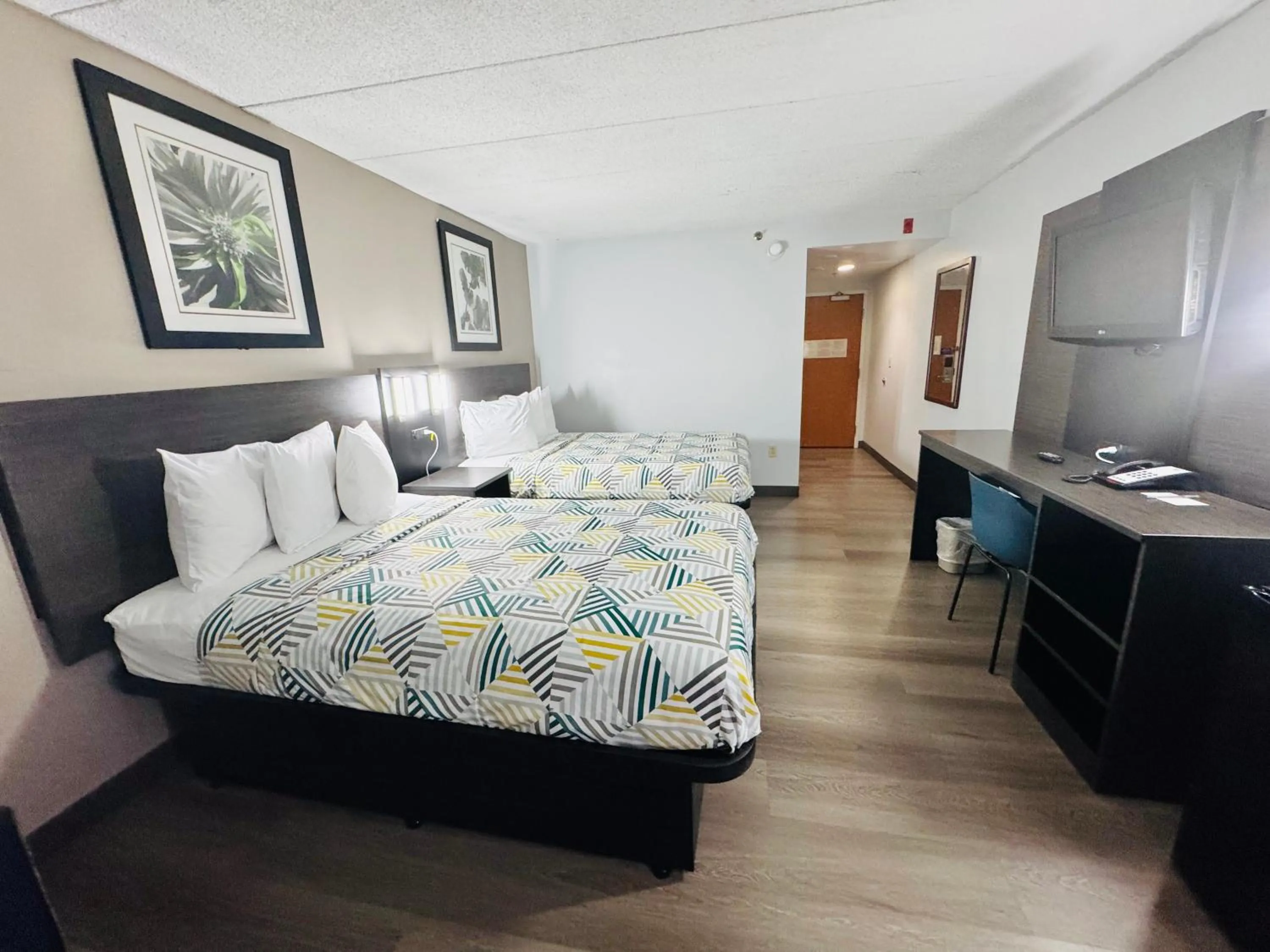 Bedroom, Bed in Motel 6-Milford, CT