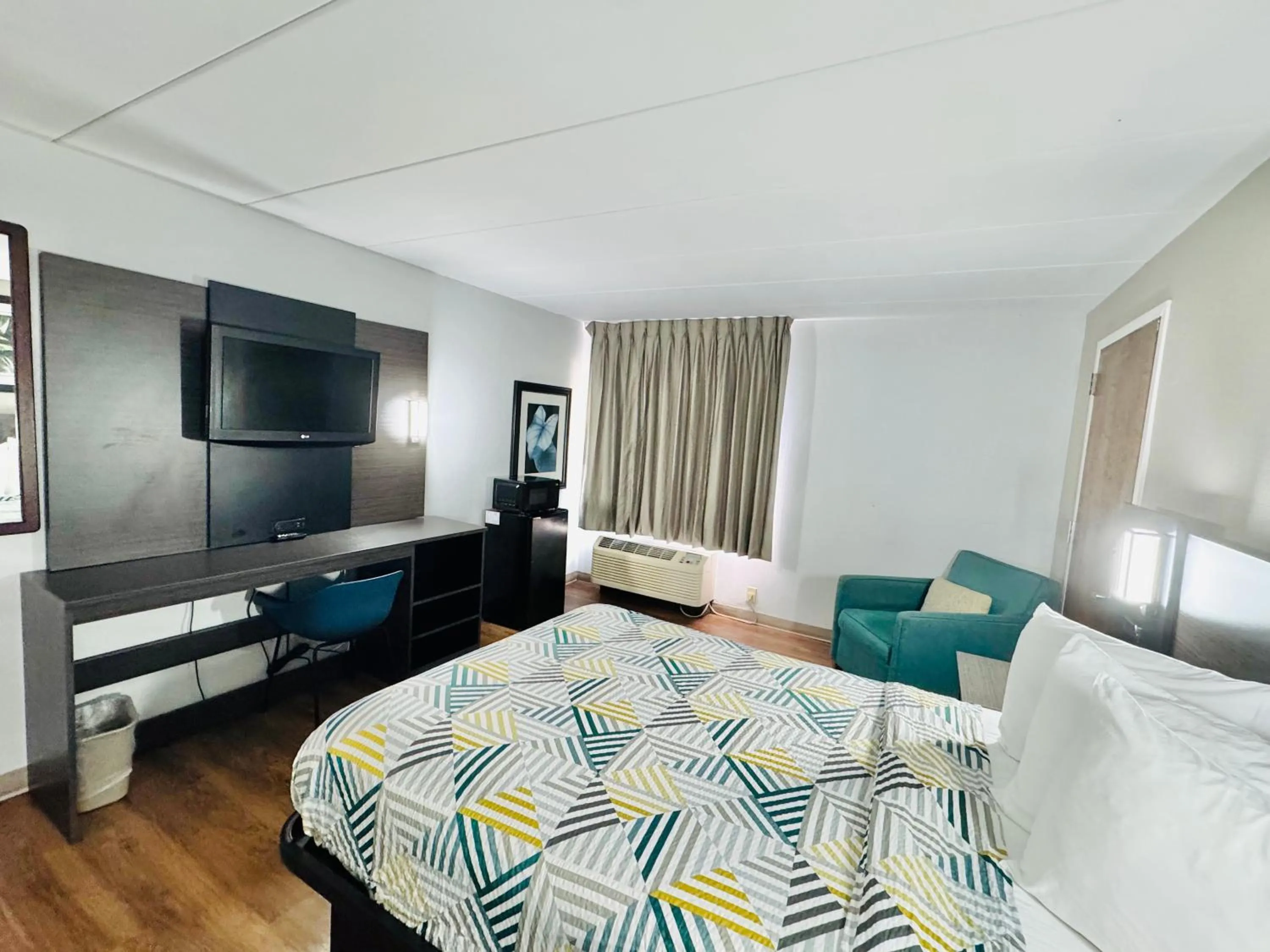 Bedroom, Bed in Motel 6-Milford, CT