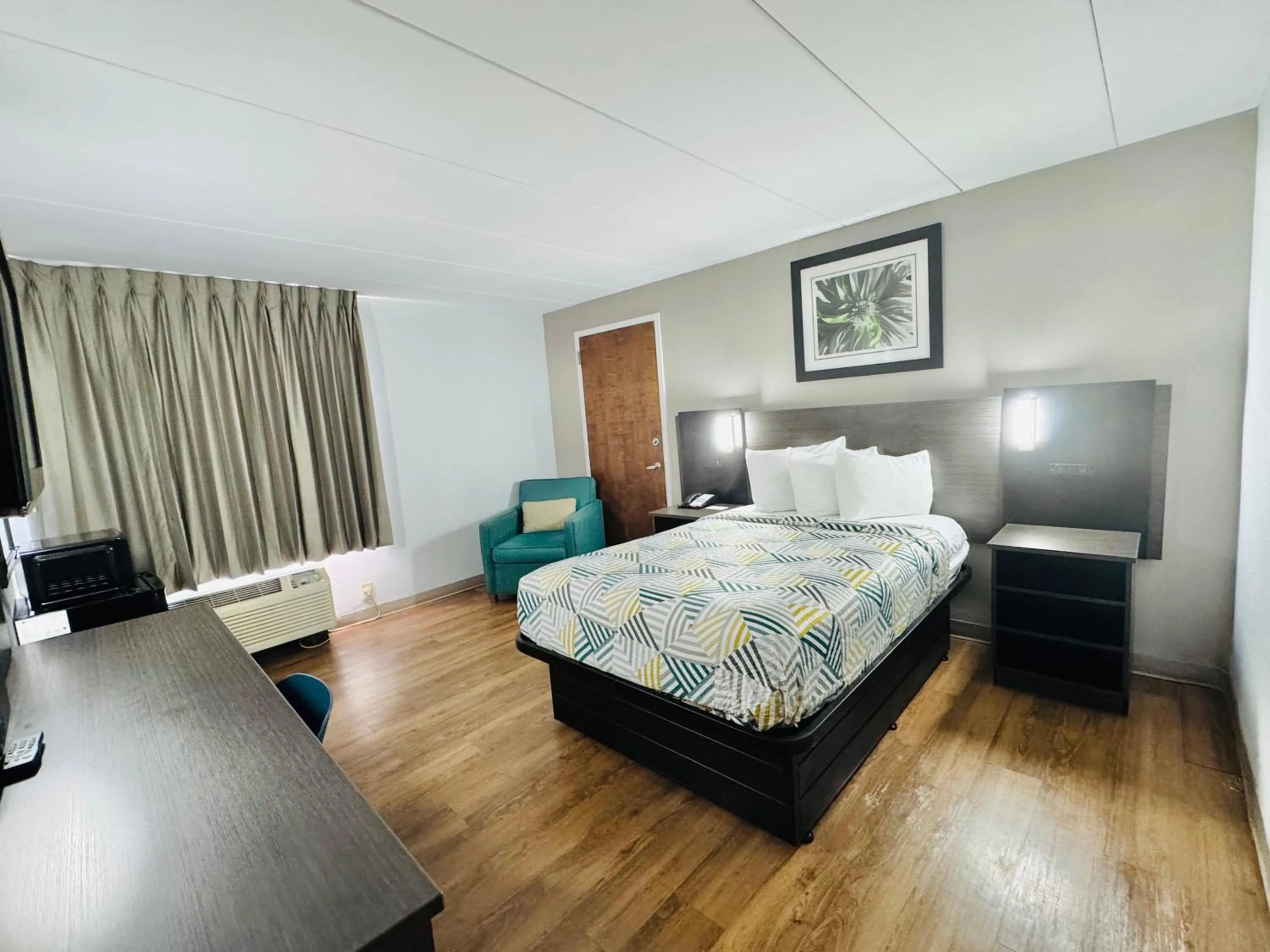 Bedroom, Bed in Motel 6-Milford, CT