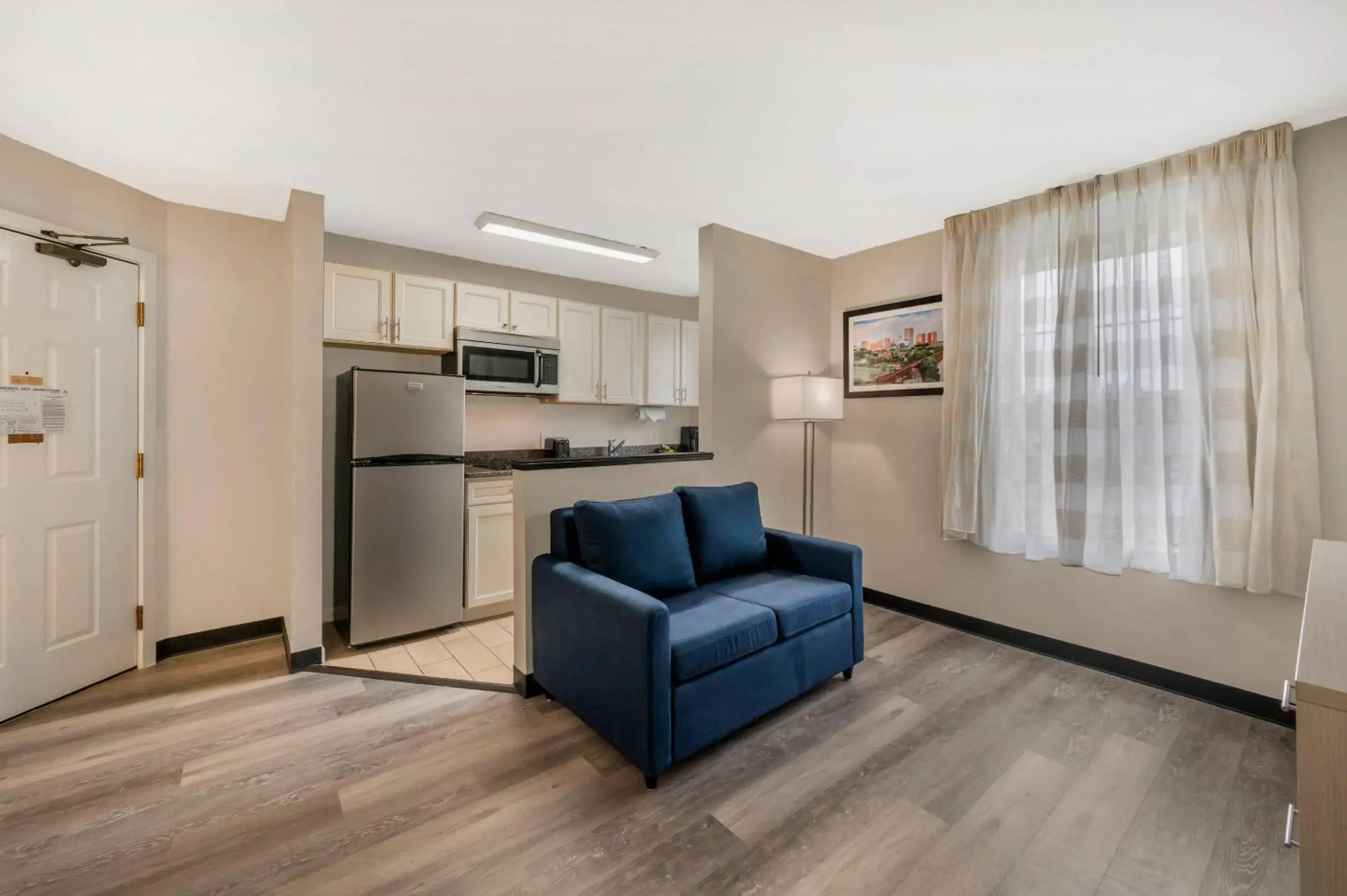 Bedroom in MainStay Suites Sterling near Dulles Town Center Bedroom in MainStay Suites Sterling near Dulles Town Center
